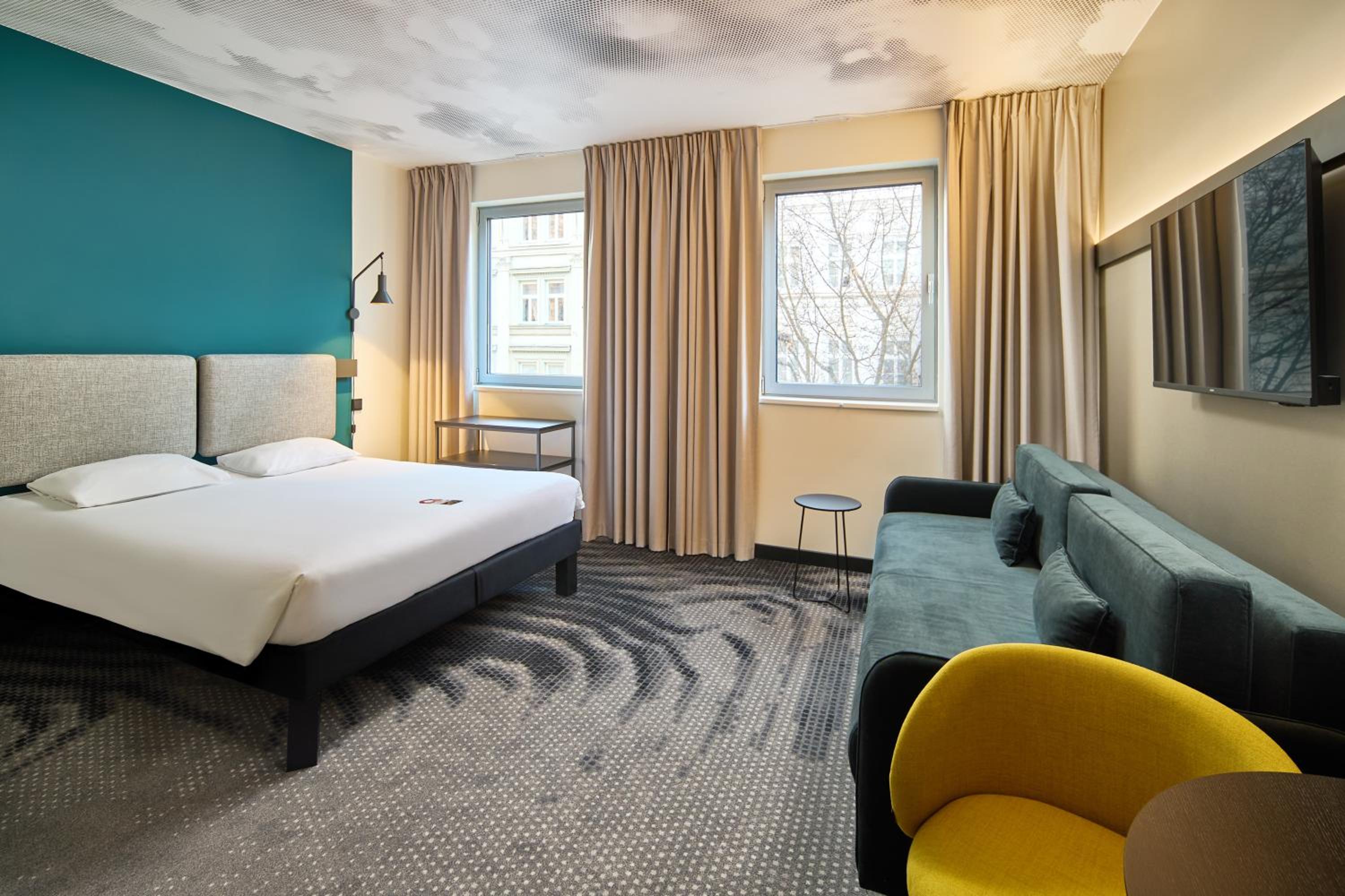 Executive Room with One Double Bed and One Single Sofa Bed - Photo 7