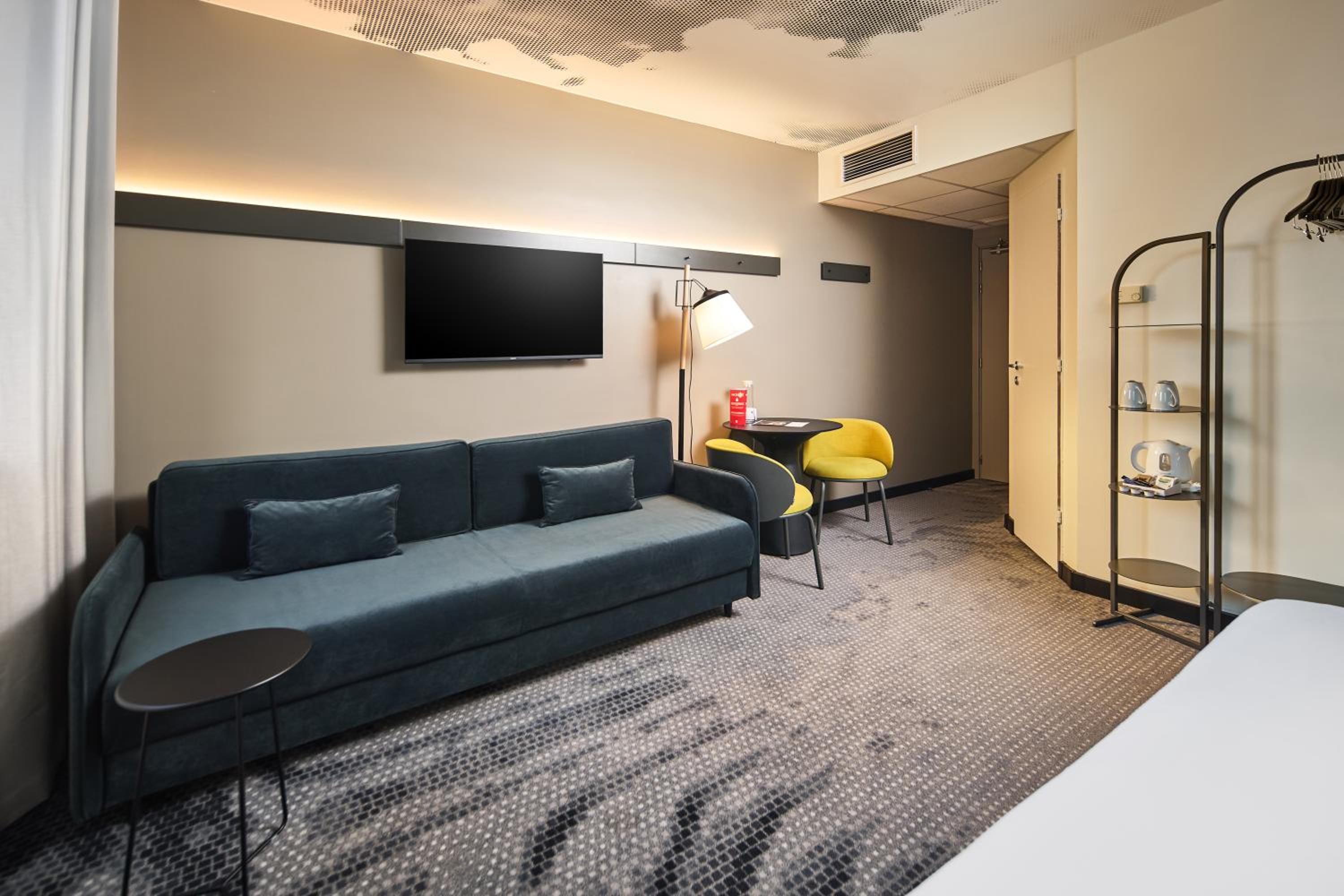 Executive Room with One Double Bed and One Single Sofa Bed - Photo 6