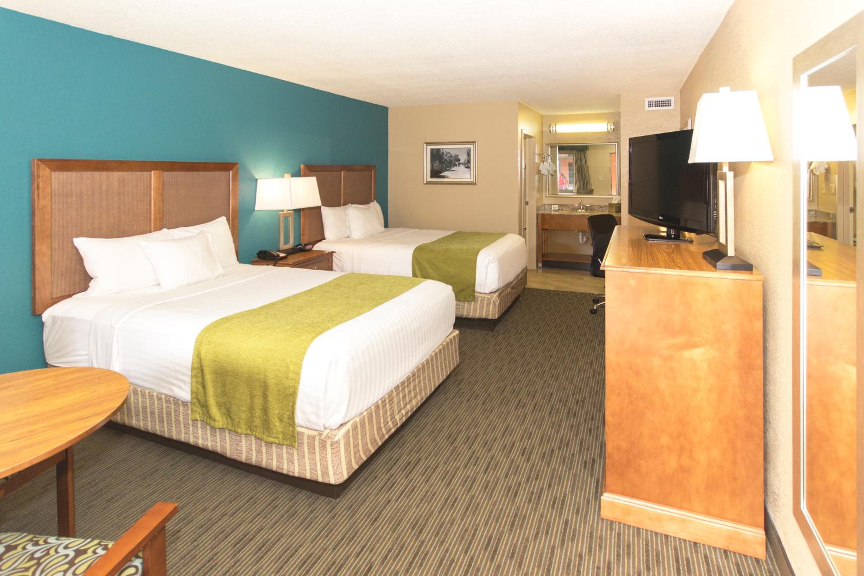 Double Room with Two Double Beds - Non-Smoking - Photo 8