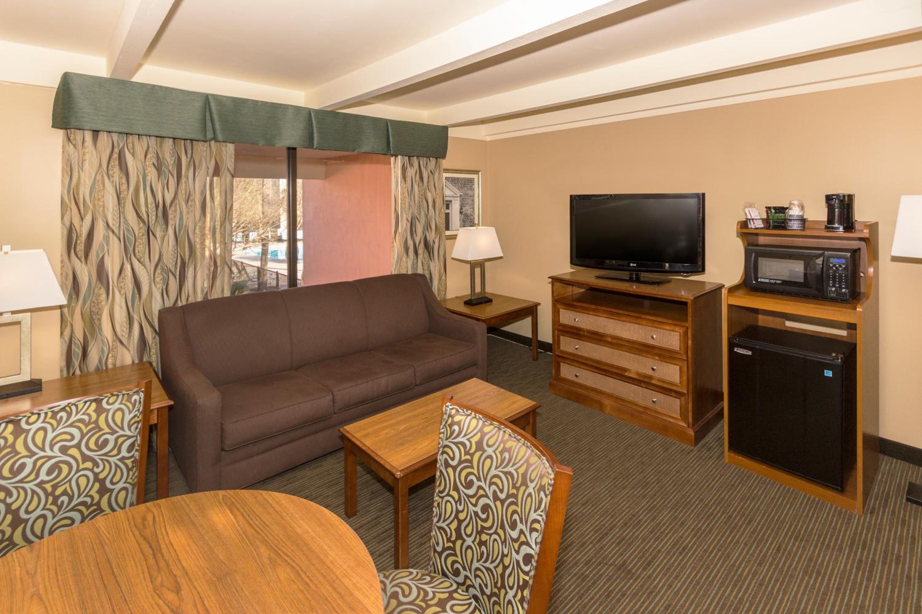 King Suite with Sofa Bed - Non-Smoking - Photo 4