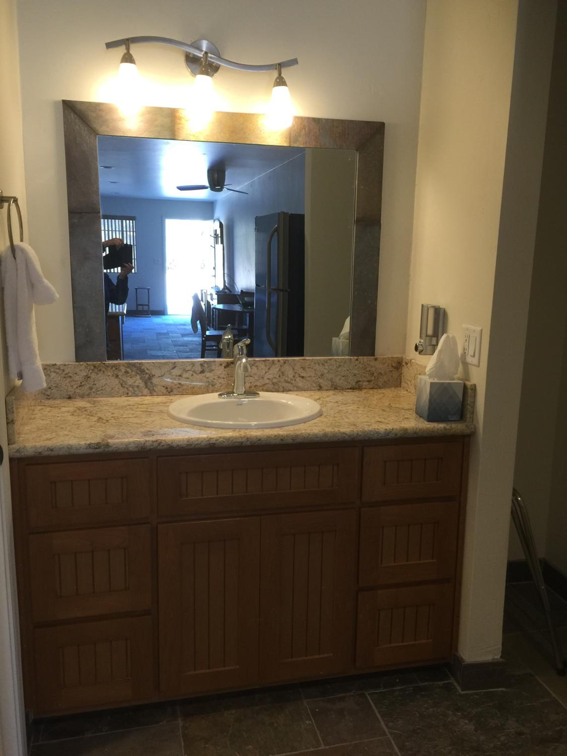 Deluxe Queen Suite - Photo 5