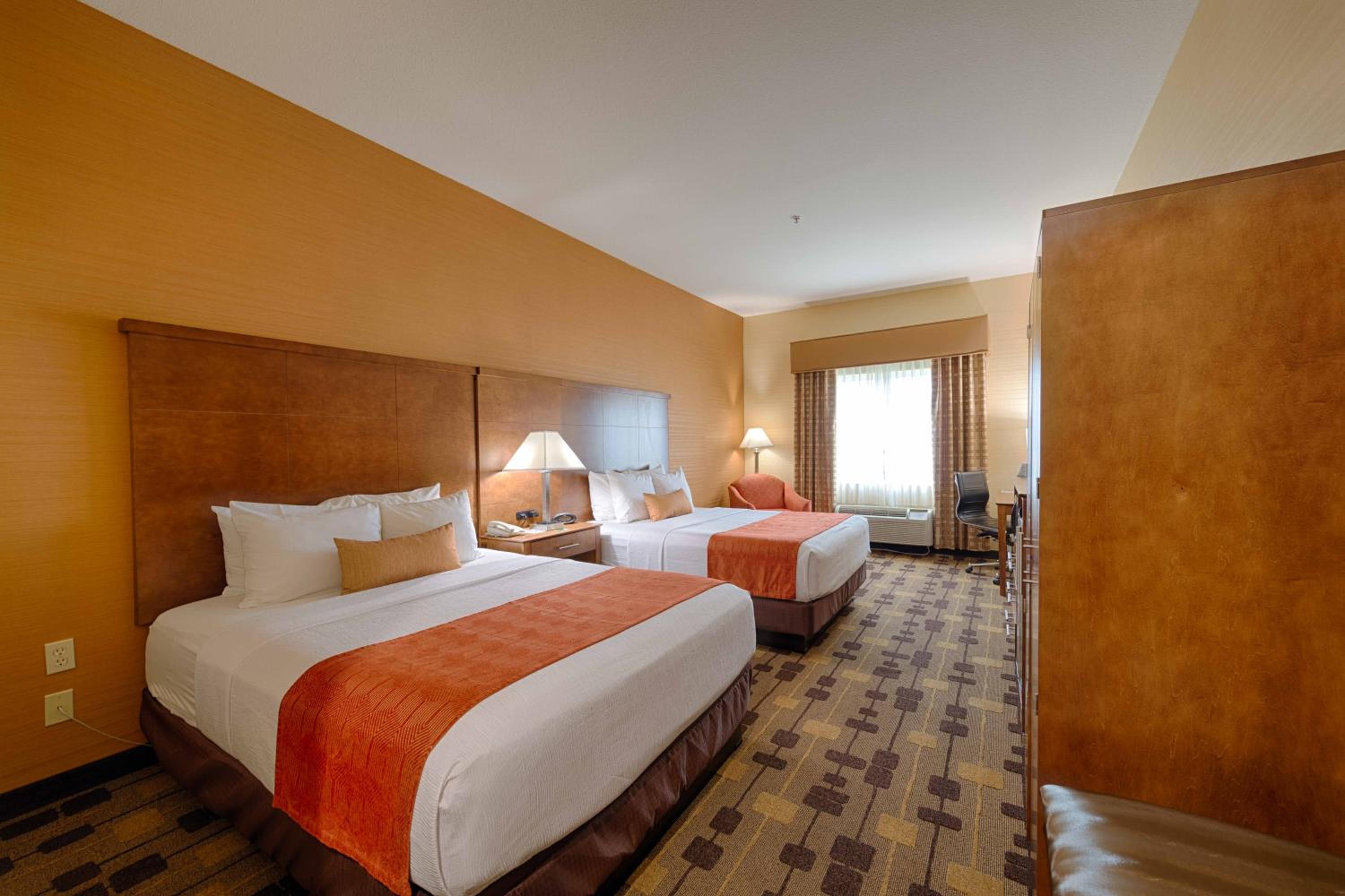 Queen Suite with Two Queen Beds - Non-Smoking photo 2