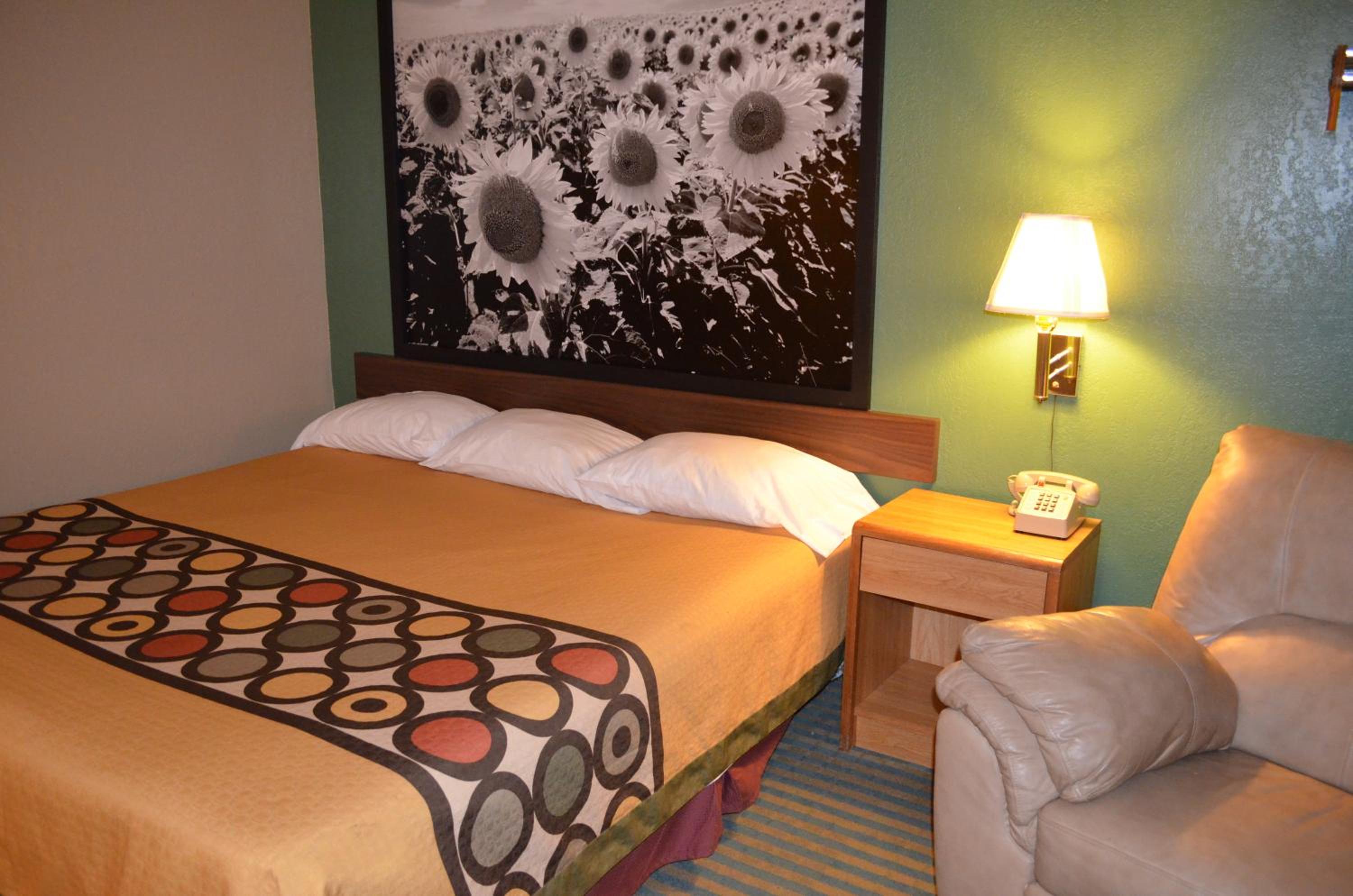Queen Room - Non-Smoking - Photo 1