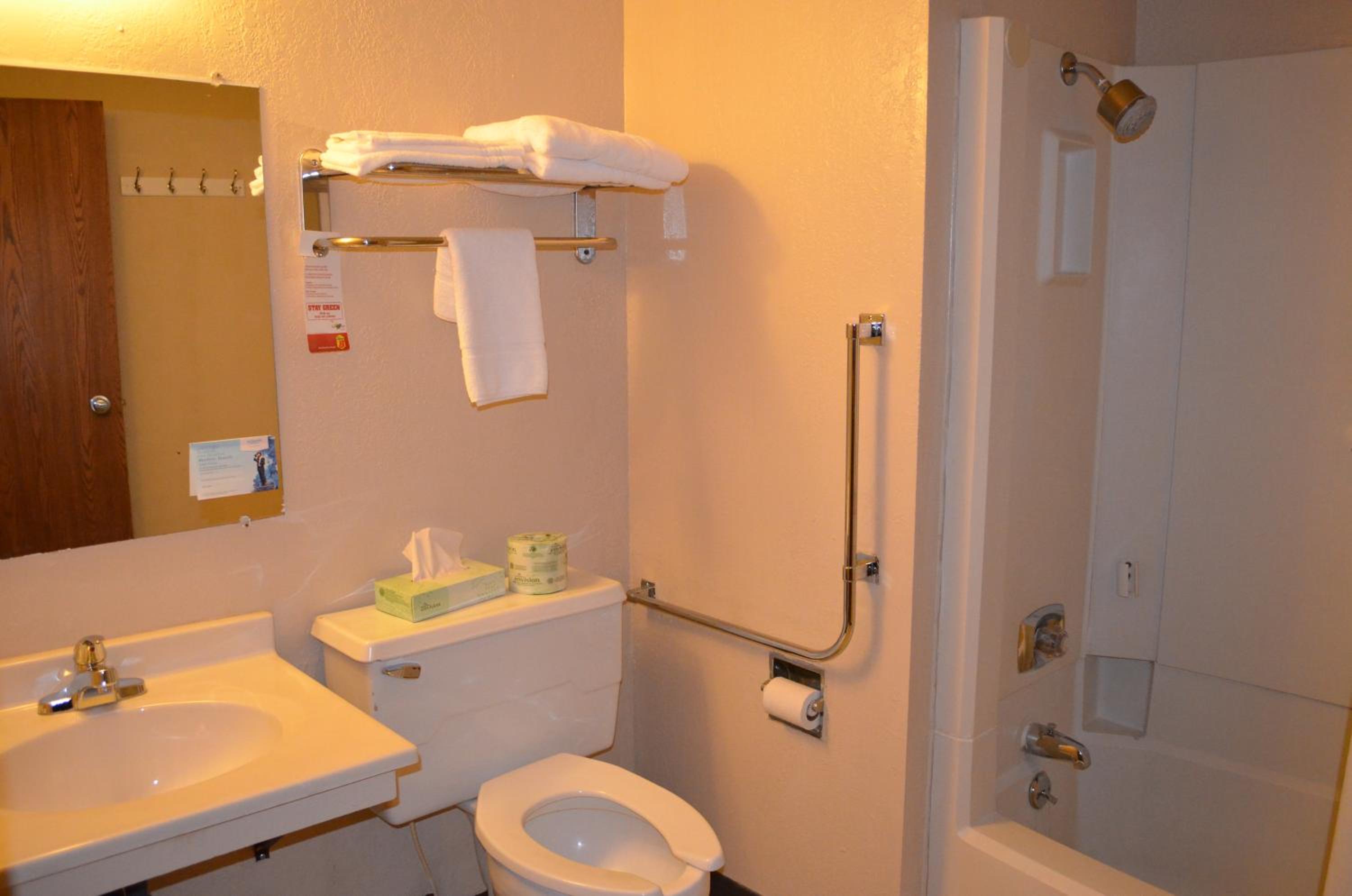 Queen Room with Mobility Access - Non-Smoking - Photo 4