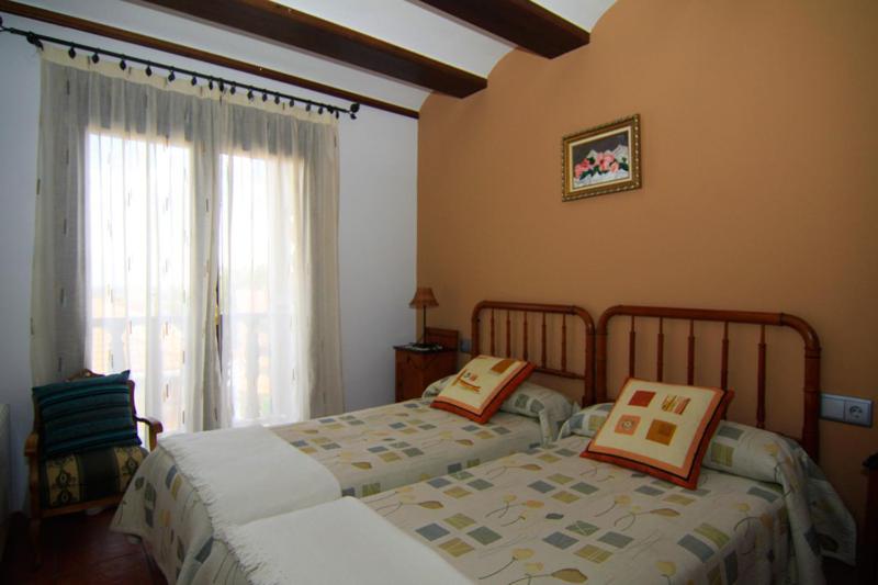Six-Bedroom House photo 2