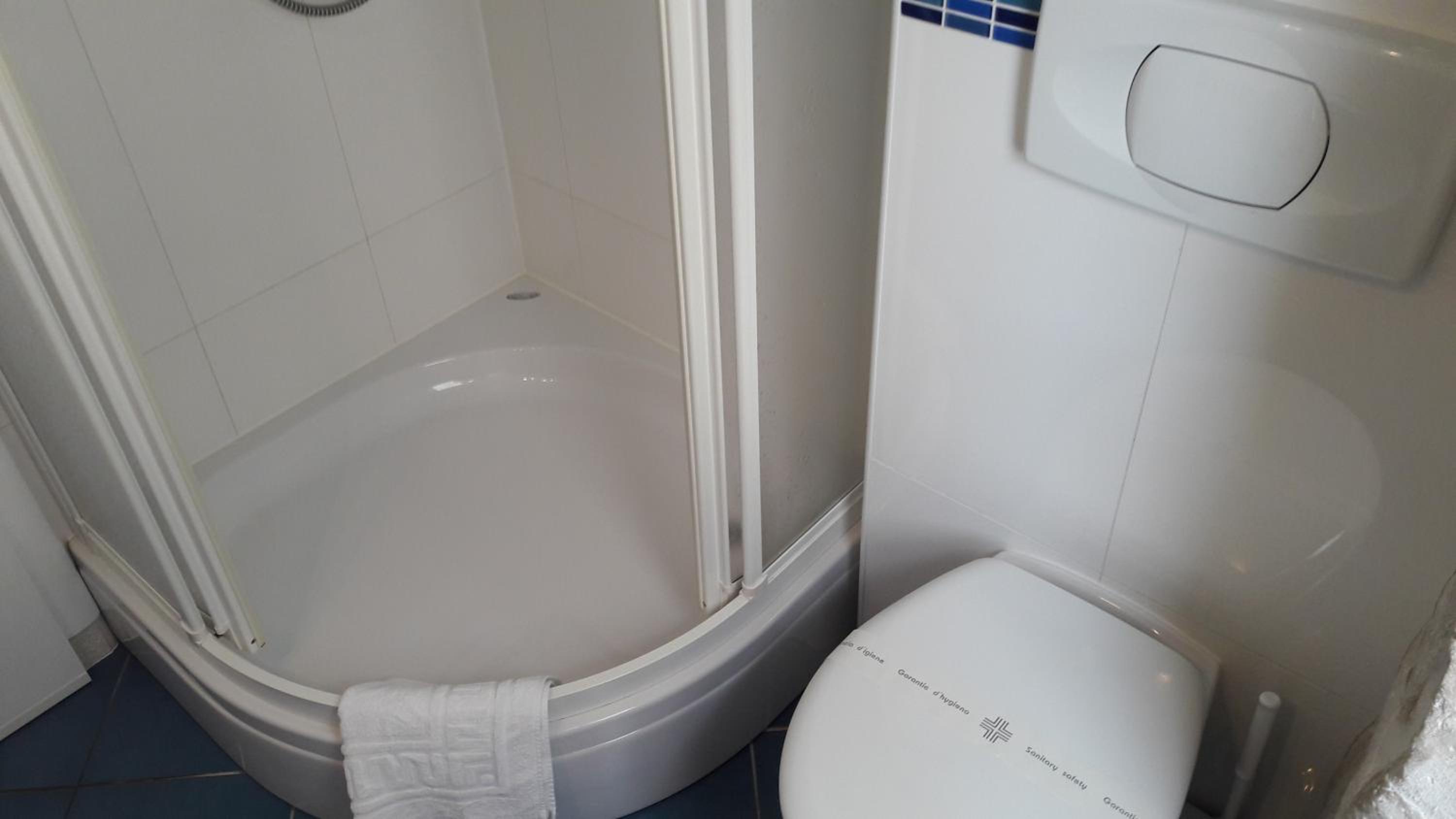Double Room with City View - Photo 4