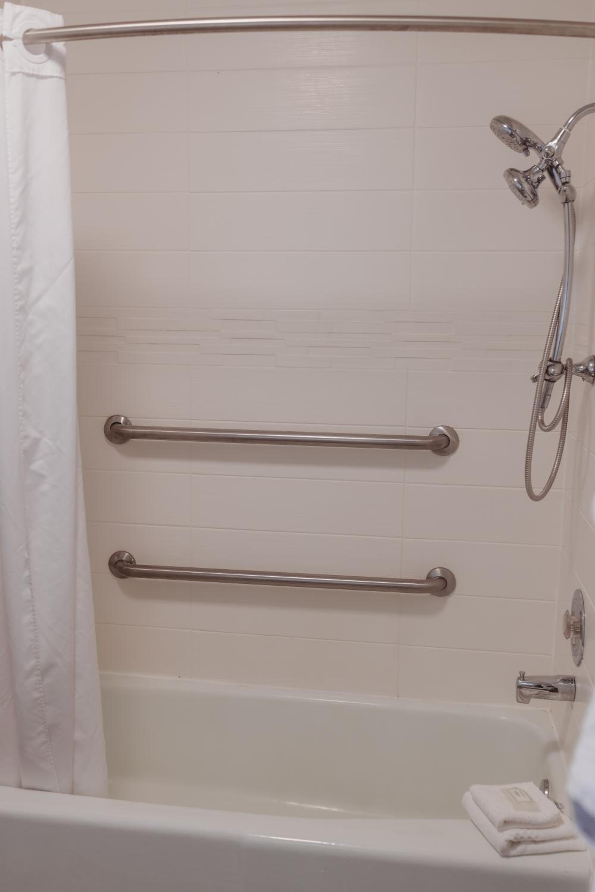 Queen Room with Bathtub w/Grab Bars - Mobility Accessible/Non-Smoking - Photo 3