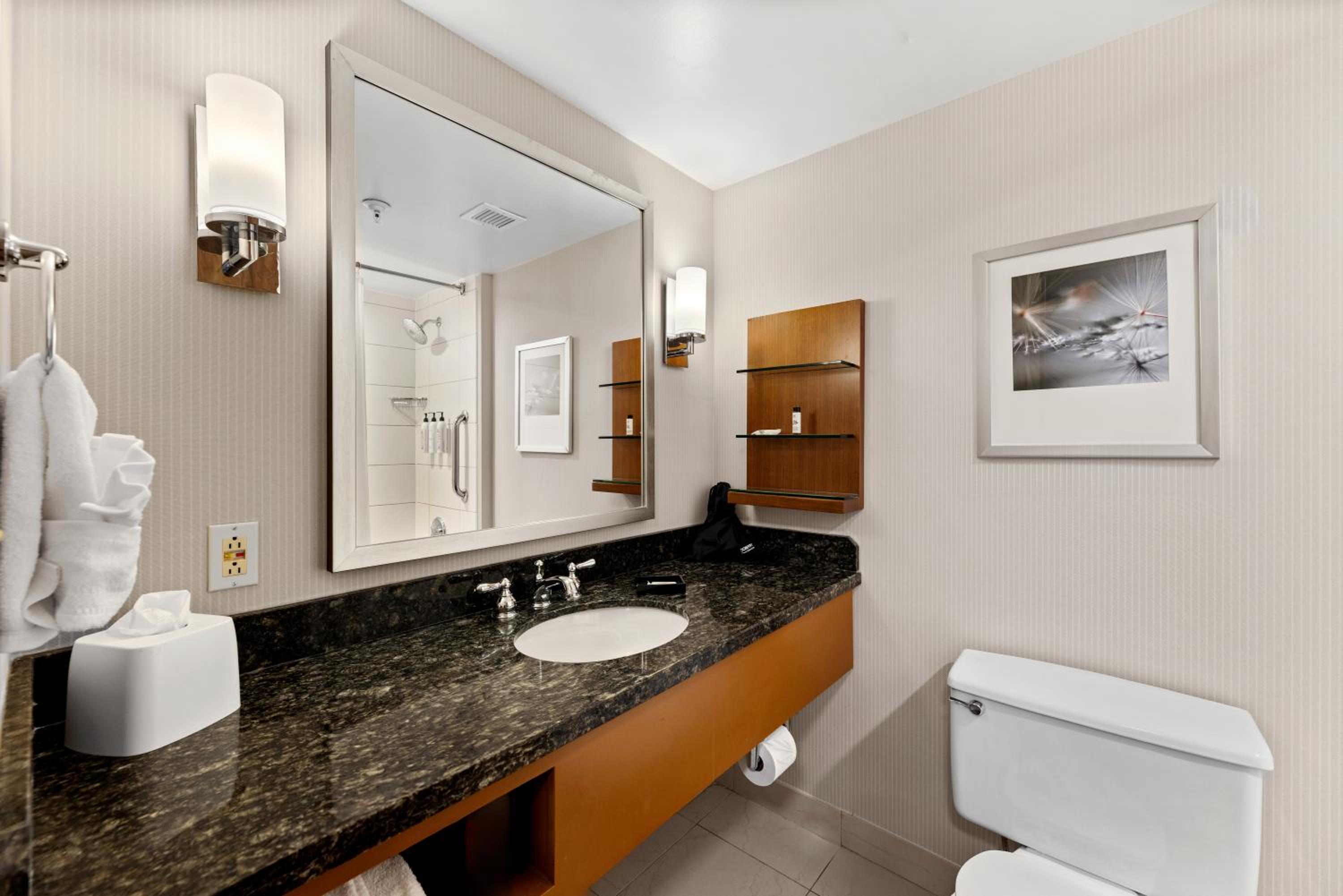 One-Bedroom Suite with Two Queen Beds and Kitchenette