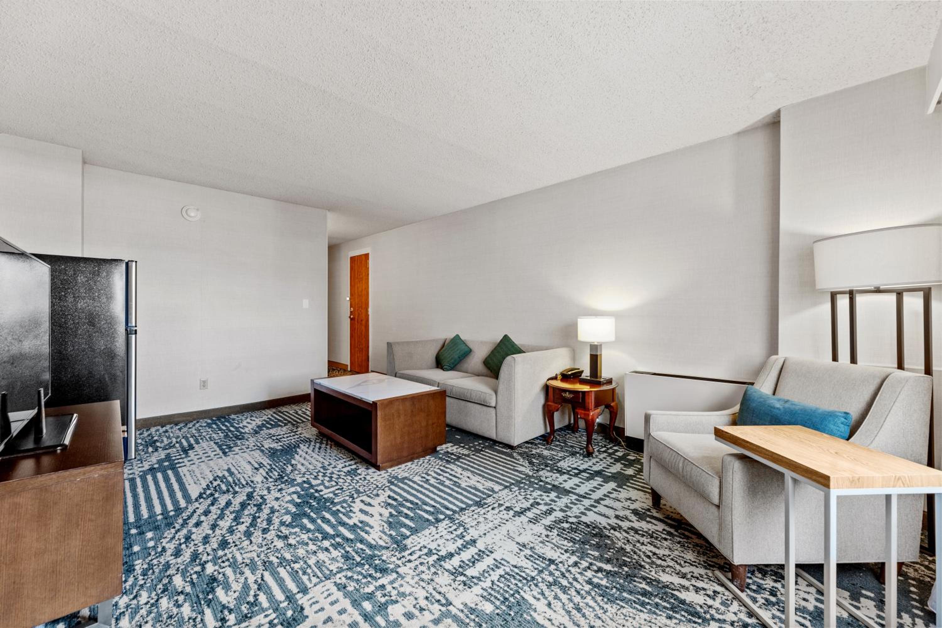 One-Bedroom Suite with Two Queen Beds and Kitchenette