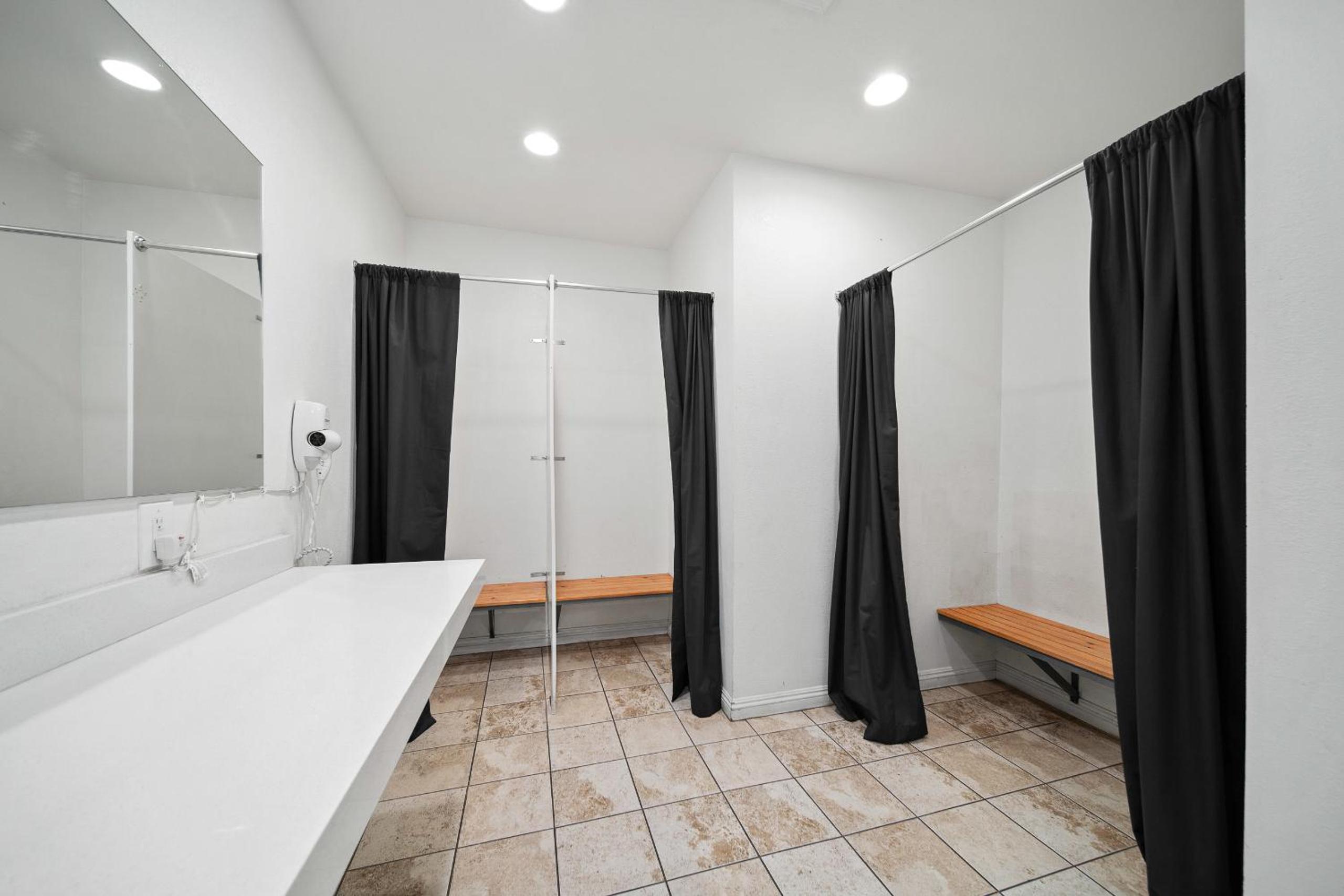 2 Beds in 6-Bed Dorm with shared Bathroom