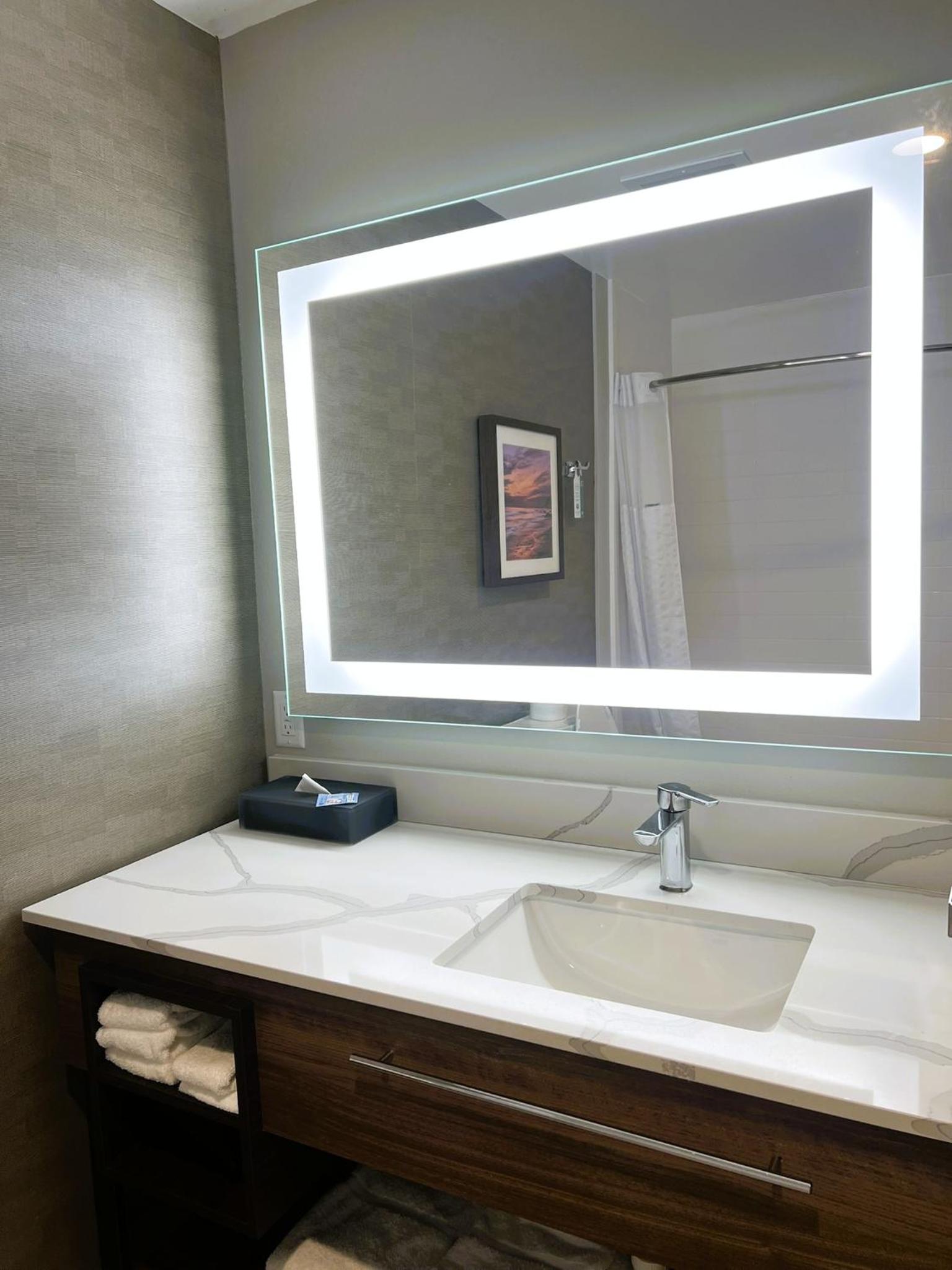 Standard Queen Room with Two Queen Beds and Bathtub - Non-Smoking - Photo 4