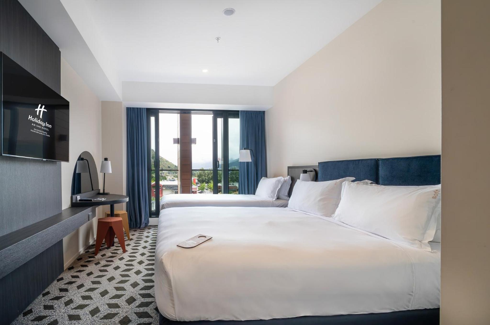 Standard King Room with King Bed and Single Bed - Balcony/Mountain View thumbnail 6