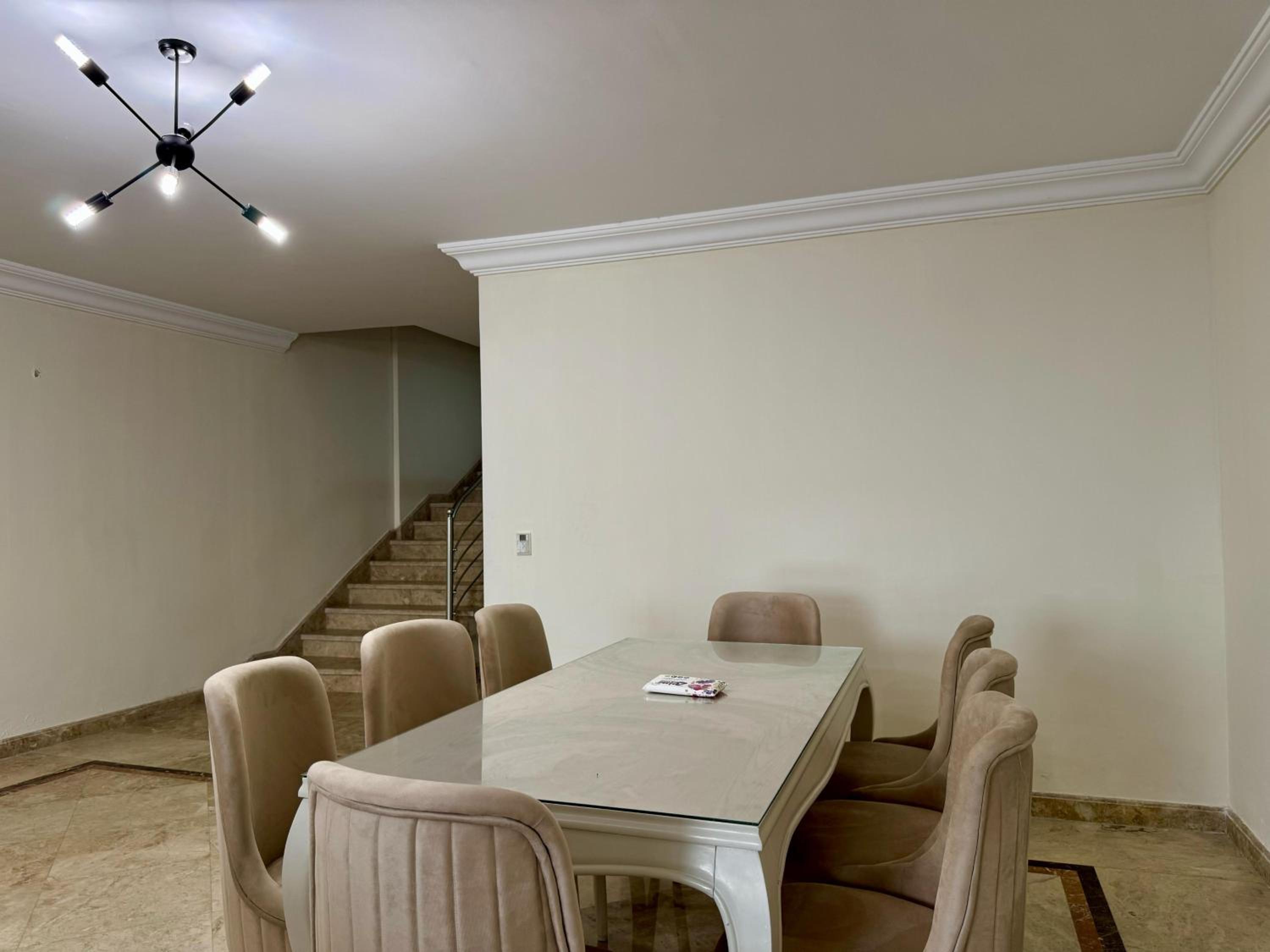 Four-Bedroom Apartment with Lake View photo 2