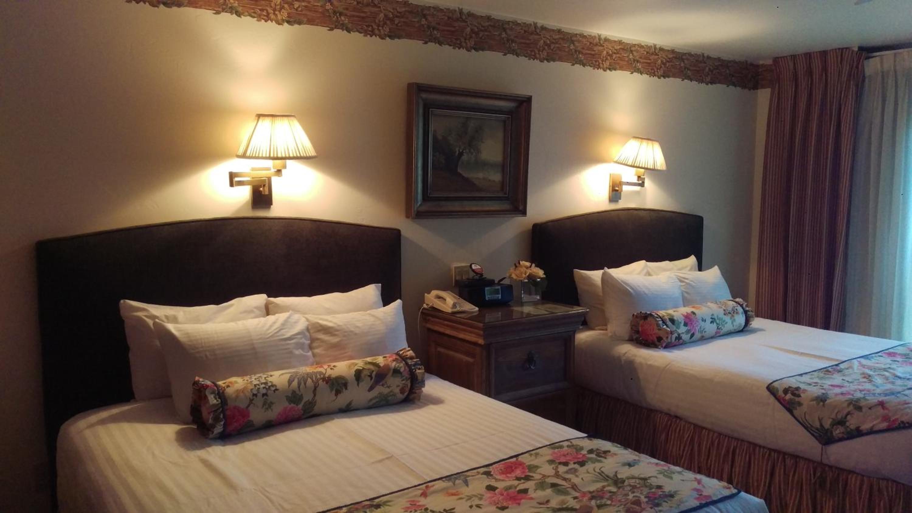 Queen Room with Two Queen Beds - Photo 3
