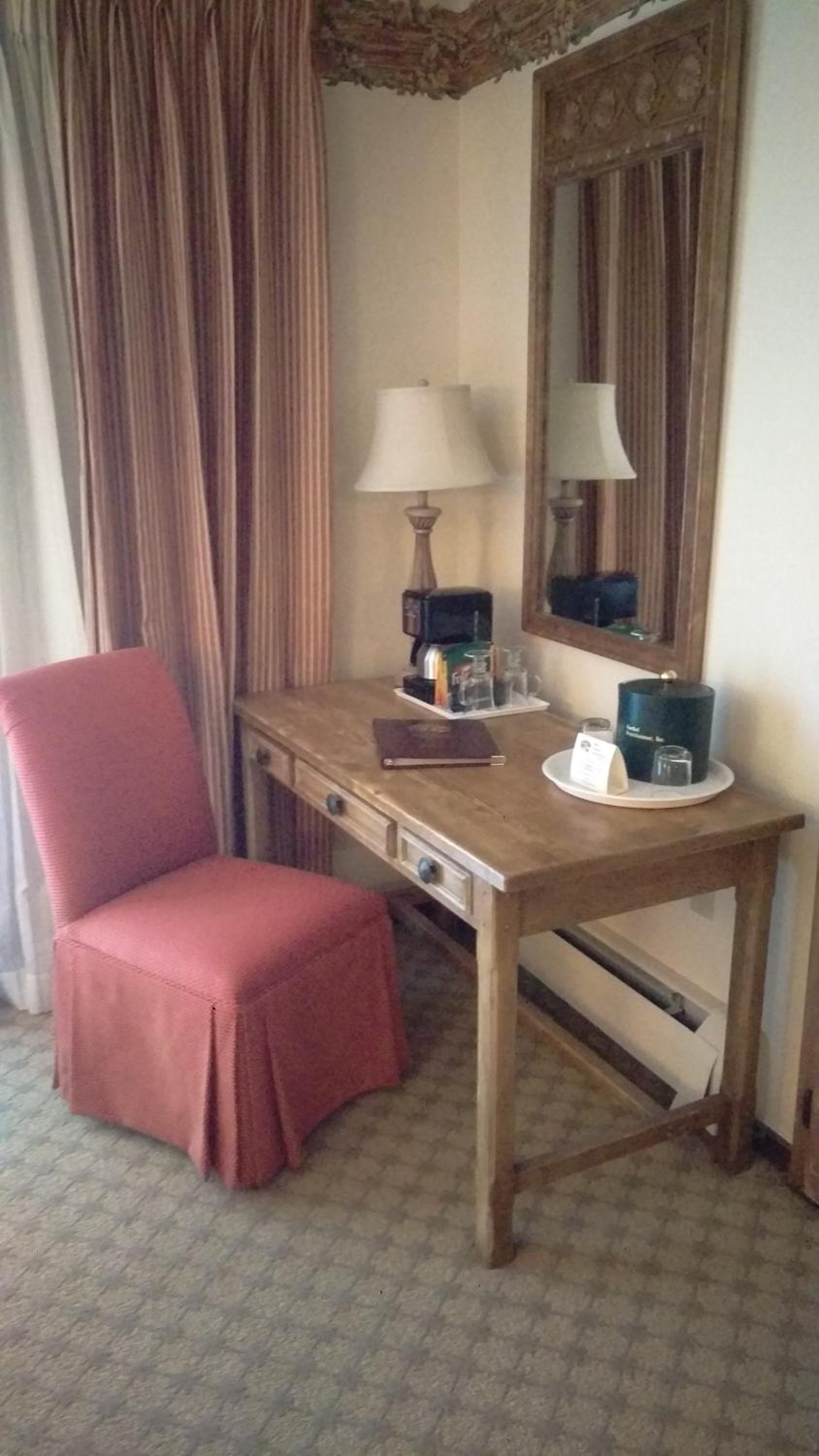 Queen Room with Two Queen Beds - Photo 4