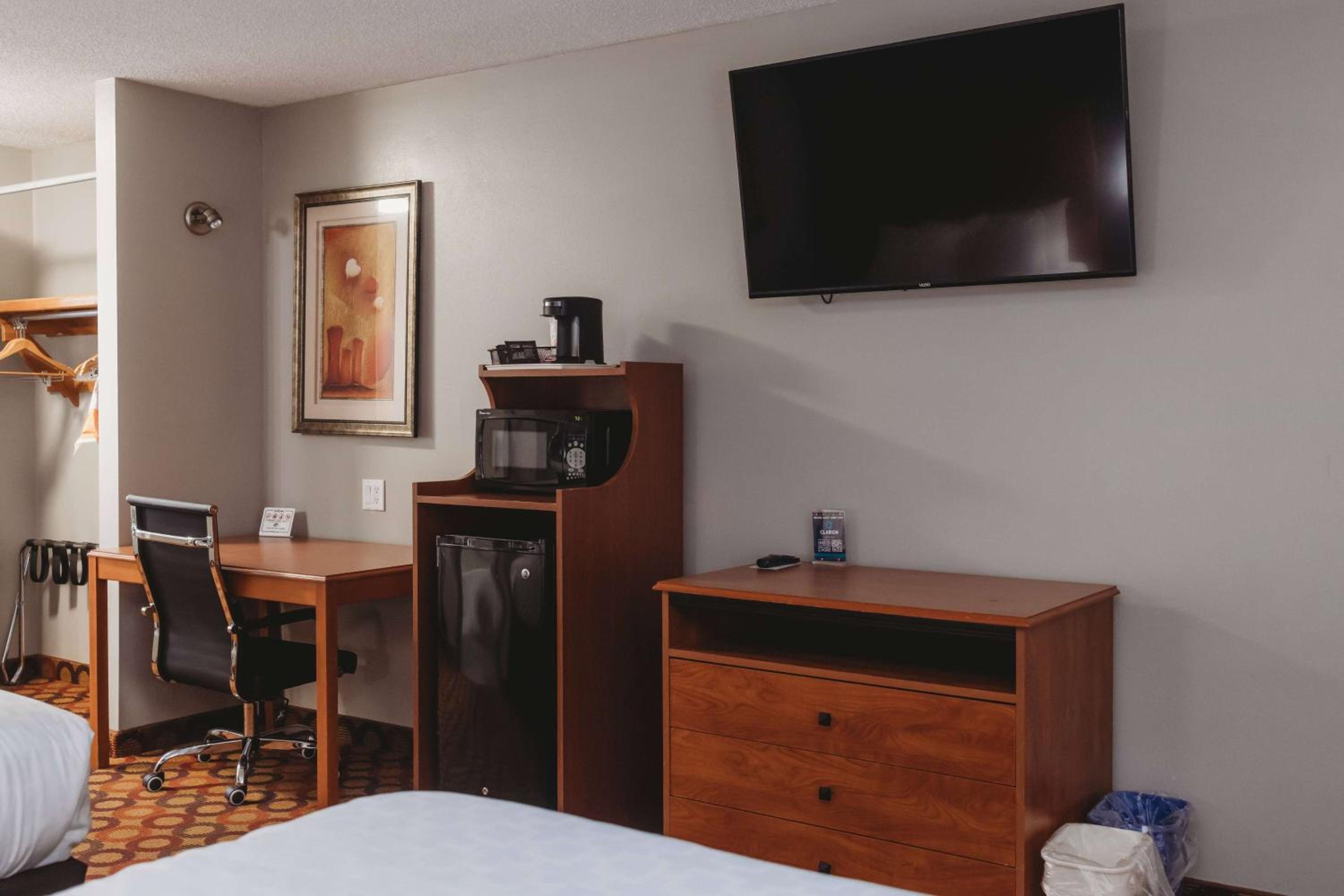 Queen Room with Two Queen Beds and Pool View - Non-Smoking - Photo 1