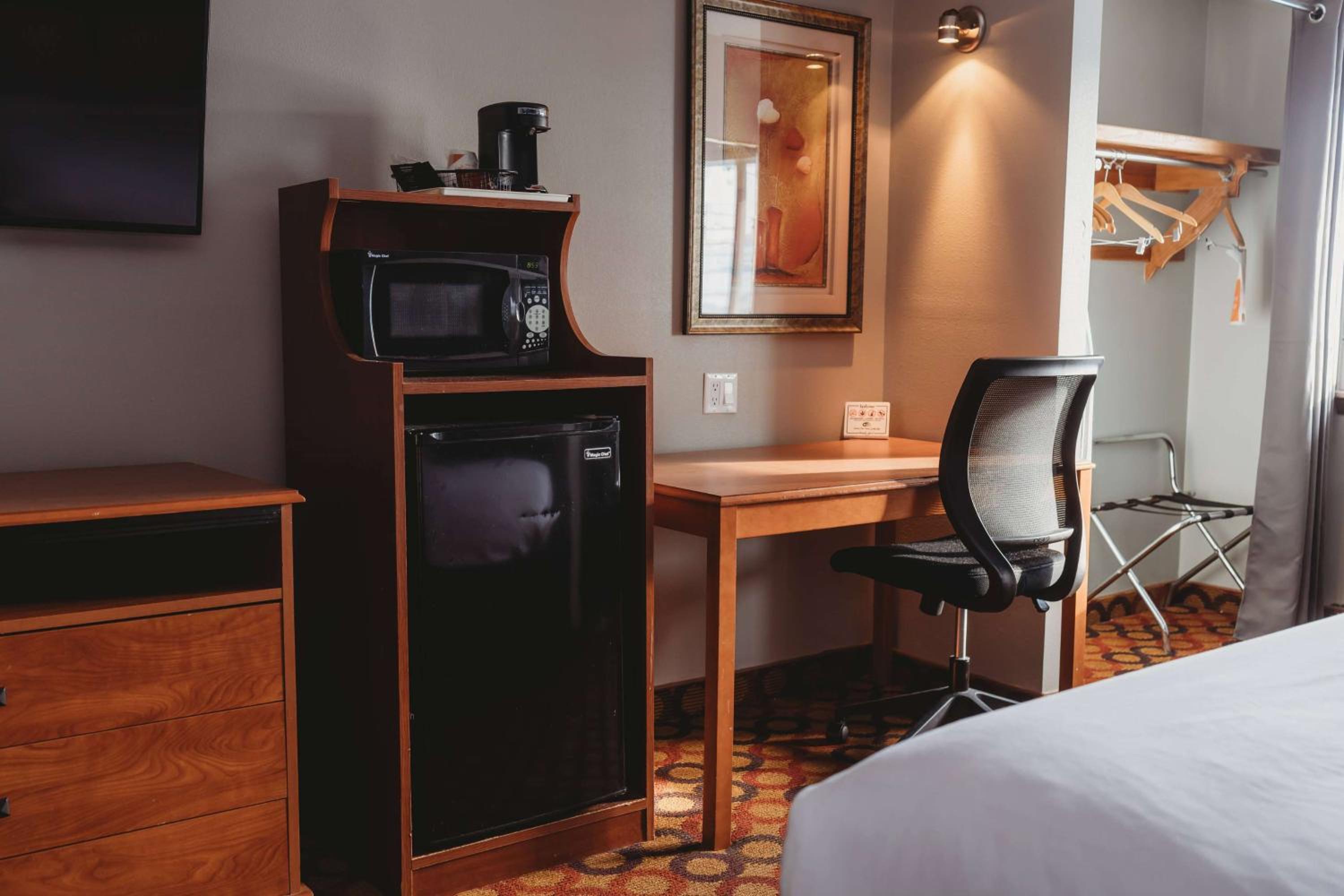 Queen Room with Two Queen Beds - Non-Smoking - Photo 1