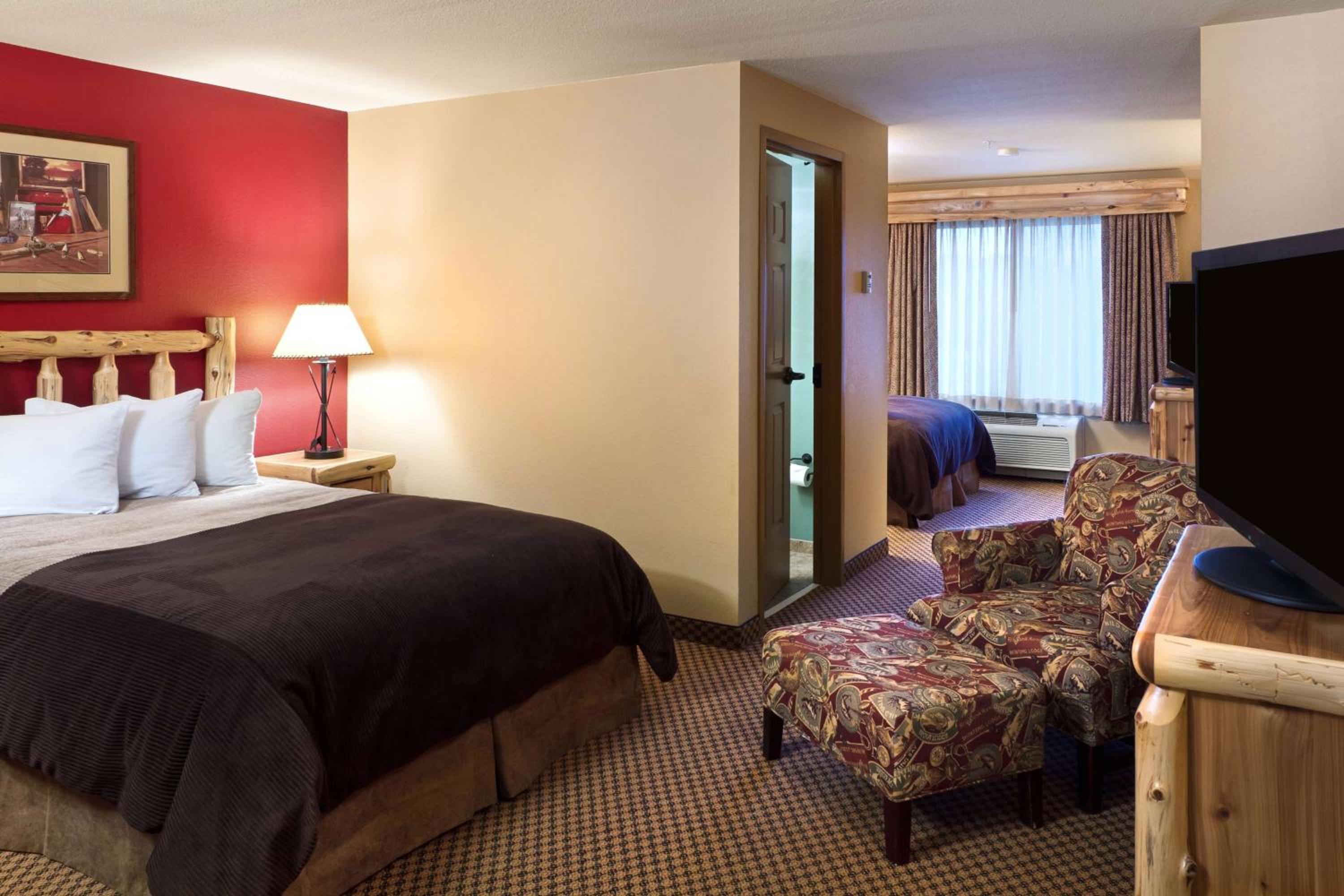 Queen Room with Two Queen Beds - Non-Smoking - Photo 2