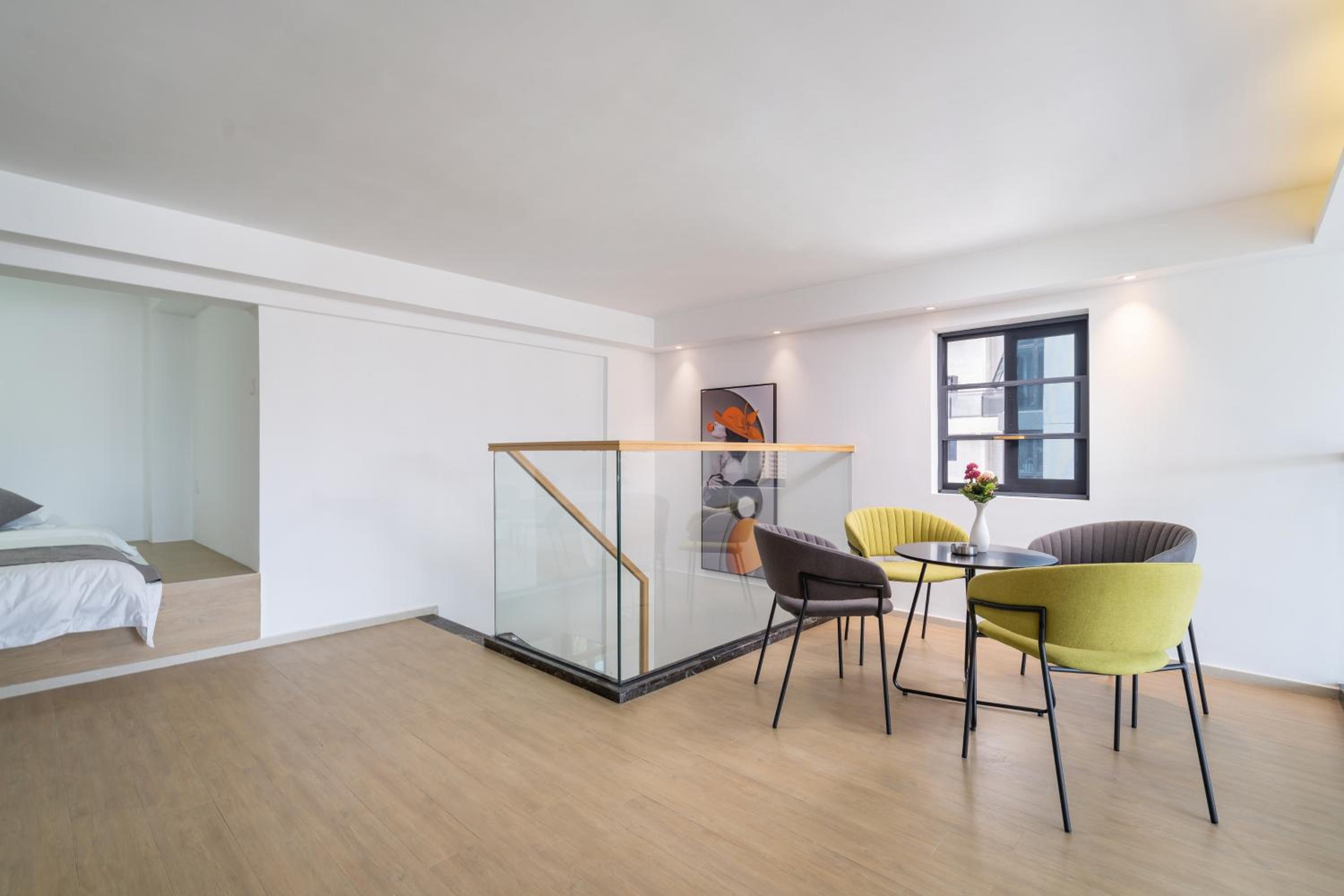 Three-Bedroom One-Living Room Duplex Garden-View Suite (with Kitchen, Fridge, Washing Machine)