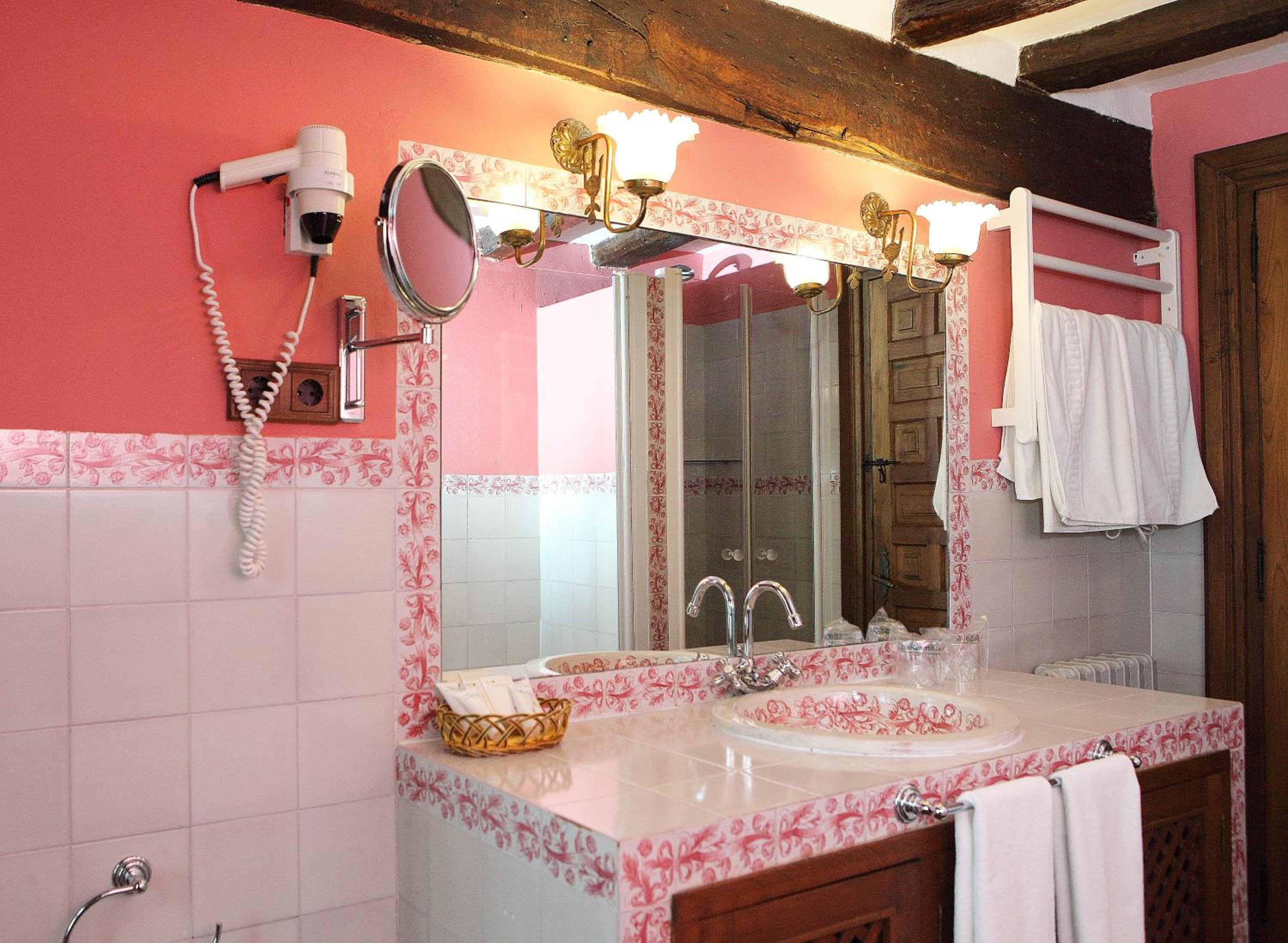 Premium Double or Twin Room - Photo 11
