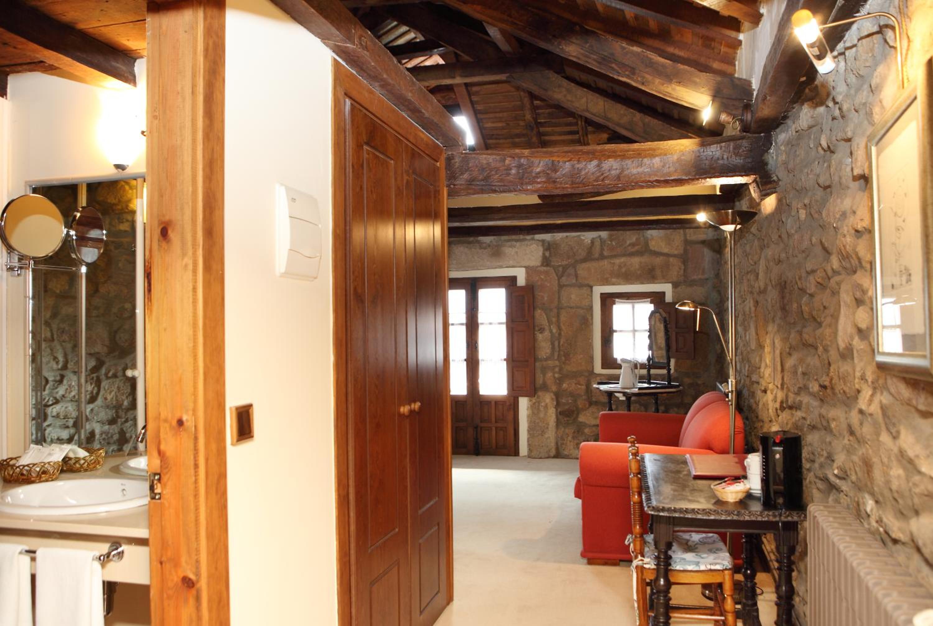 Premium Double or Twin Room - Photo 12