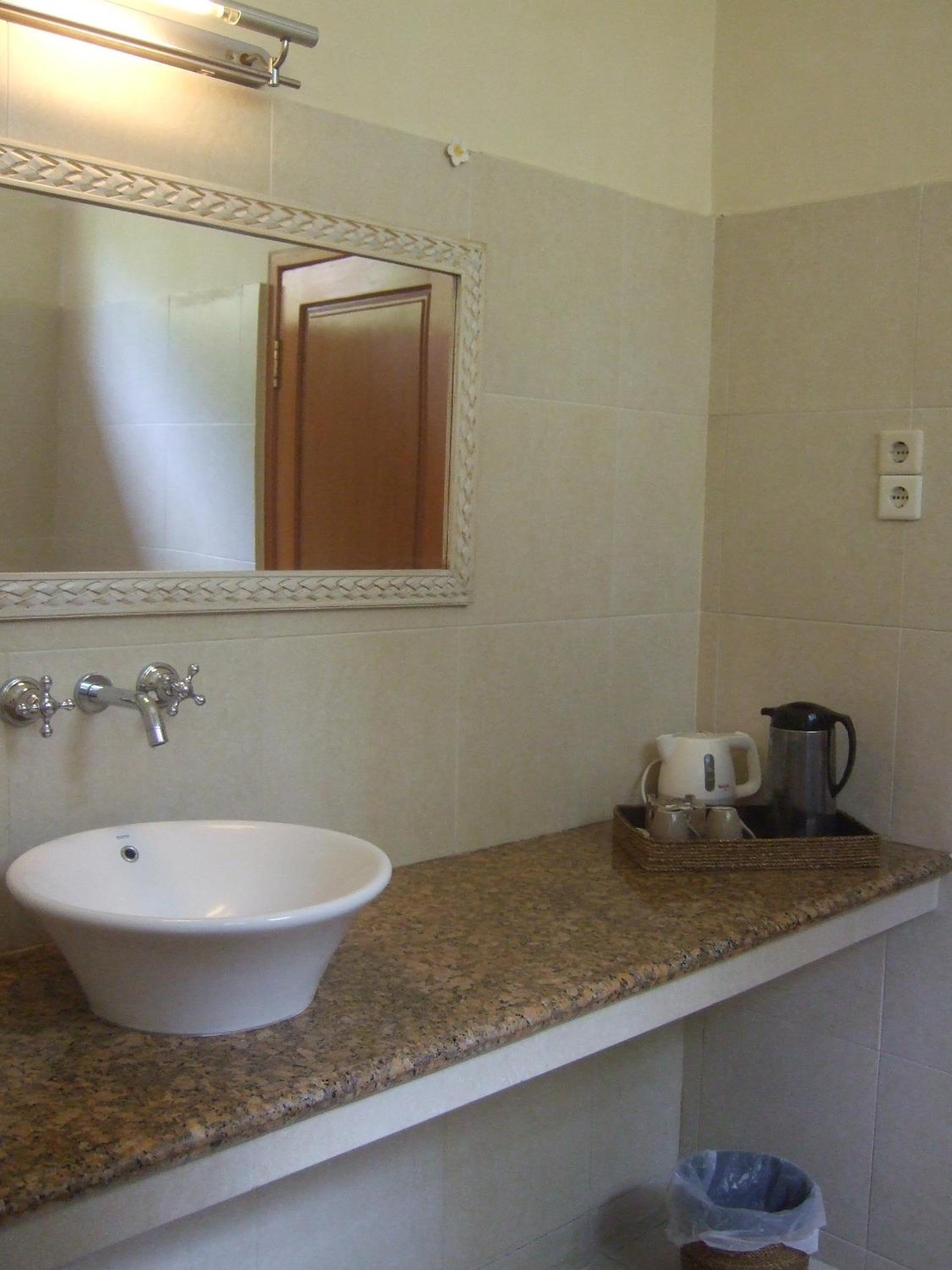 Double Room with Pool View - Photo 11