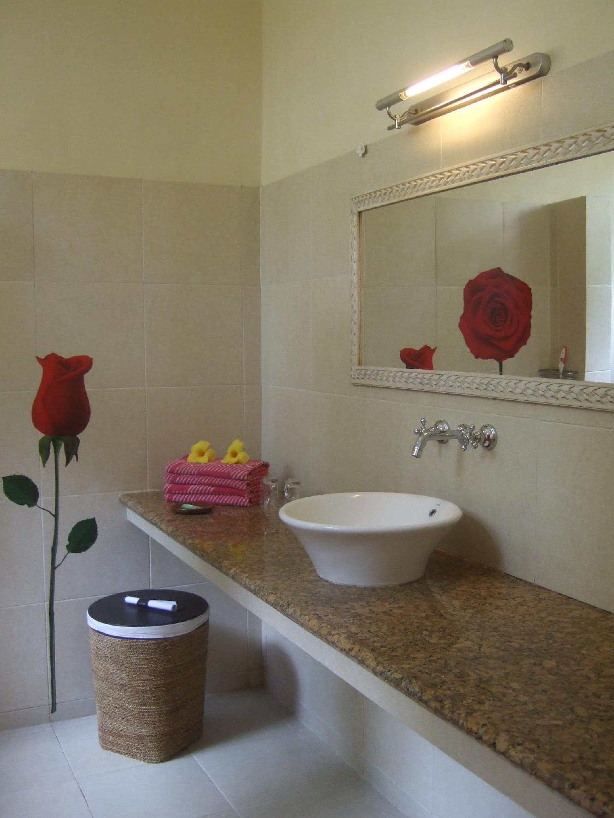 Double Room with Pool View - Photo 10