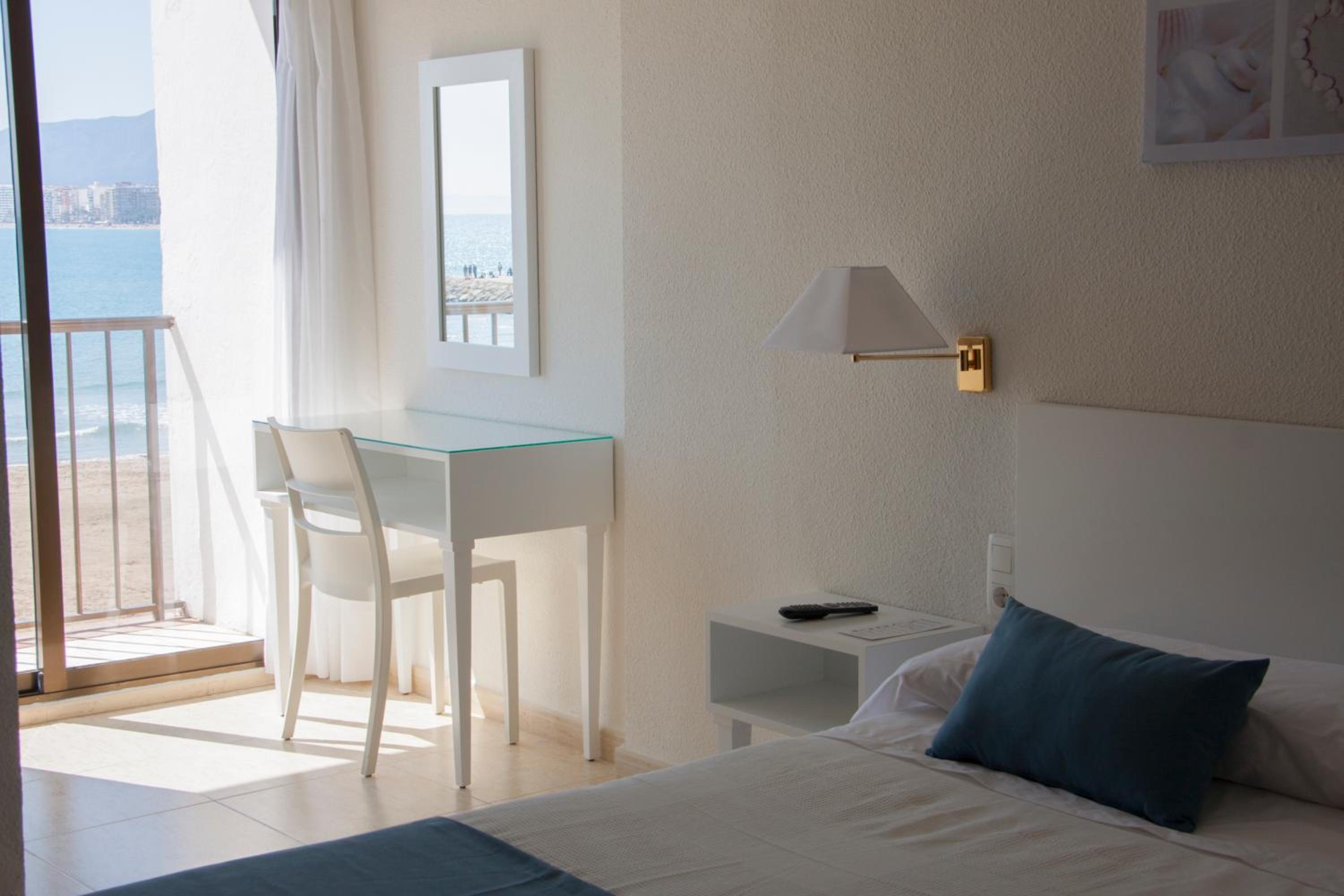 Double or Twin Room with Sea View - Photo 5