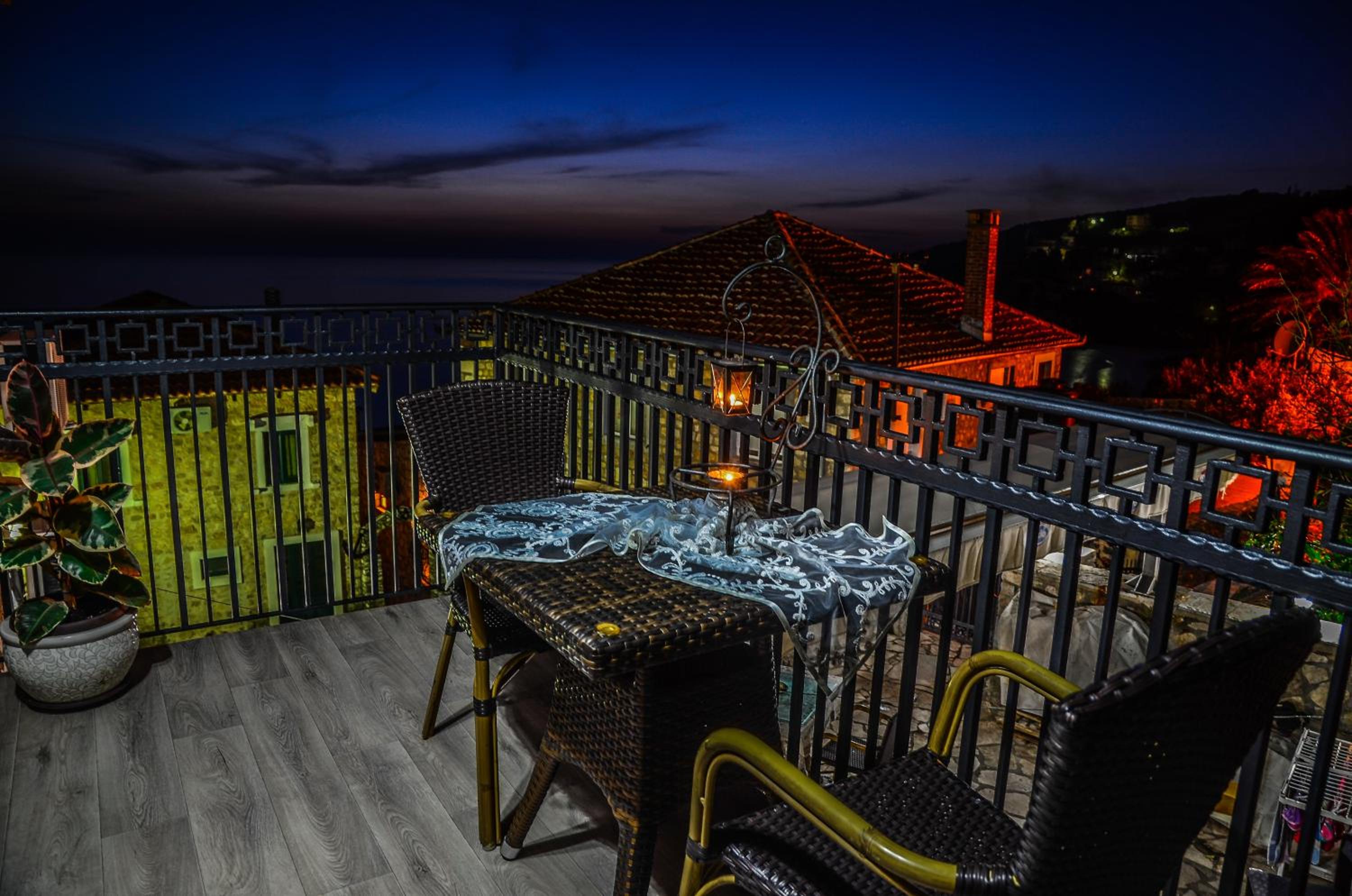 Double Room with Balcony and Sea View - Photo 10