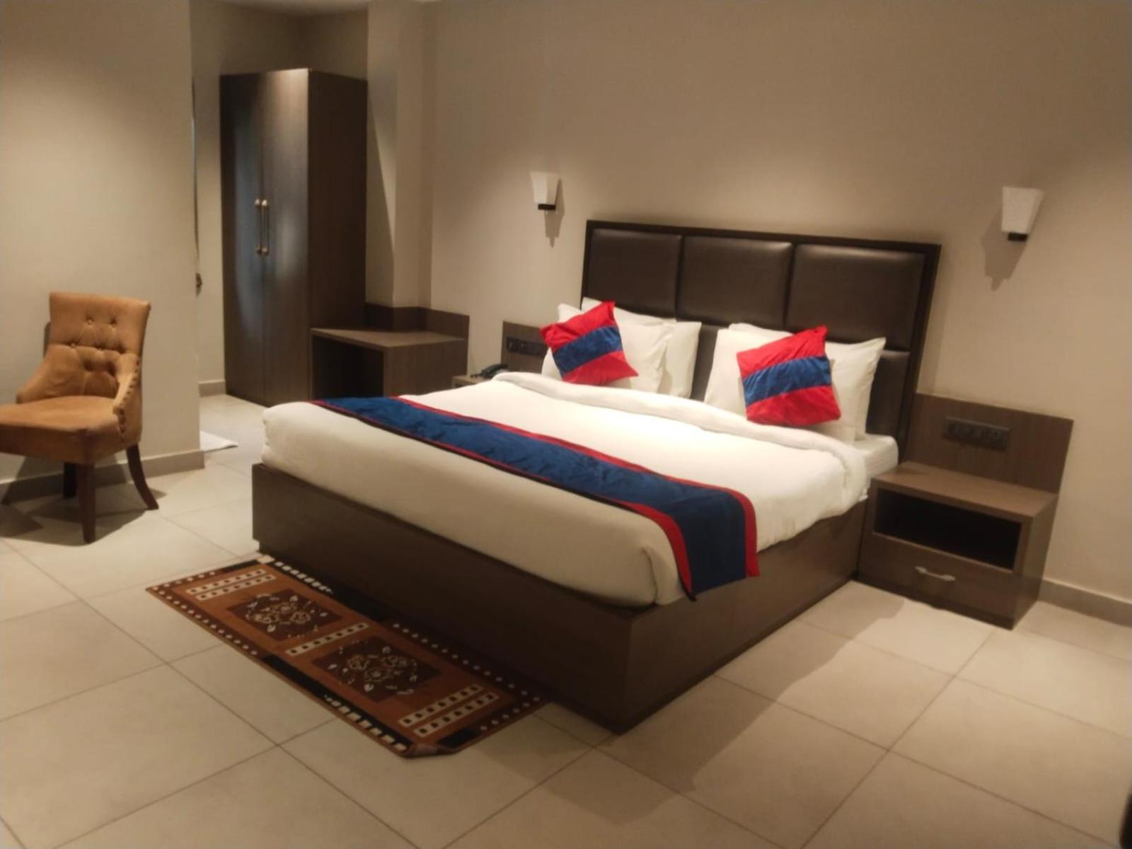 Deluxe King Room photo 1