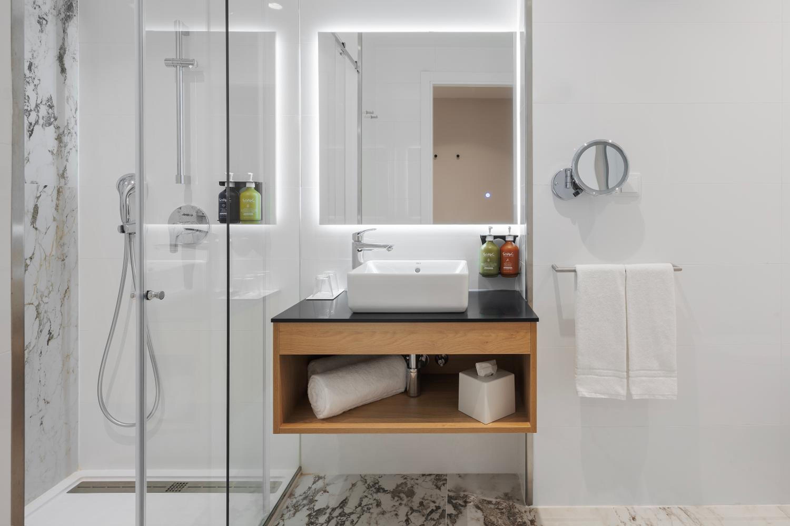 Premium Queen Room with Balcony and Pool View - Accessible