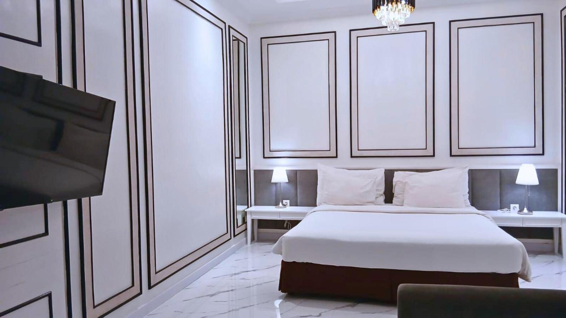 Deluxe King Suite - Photo 2