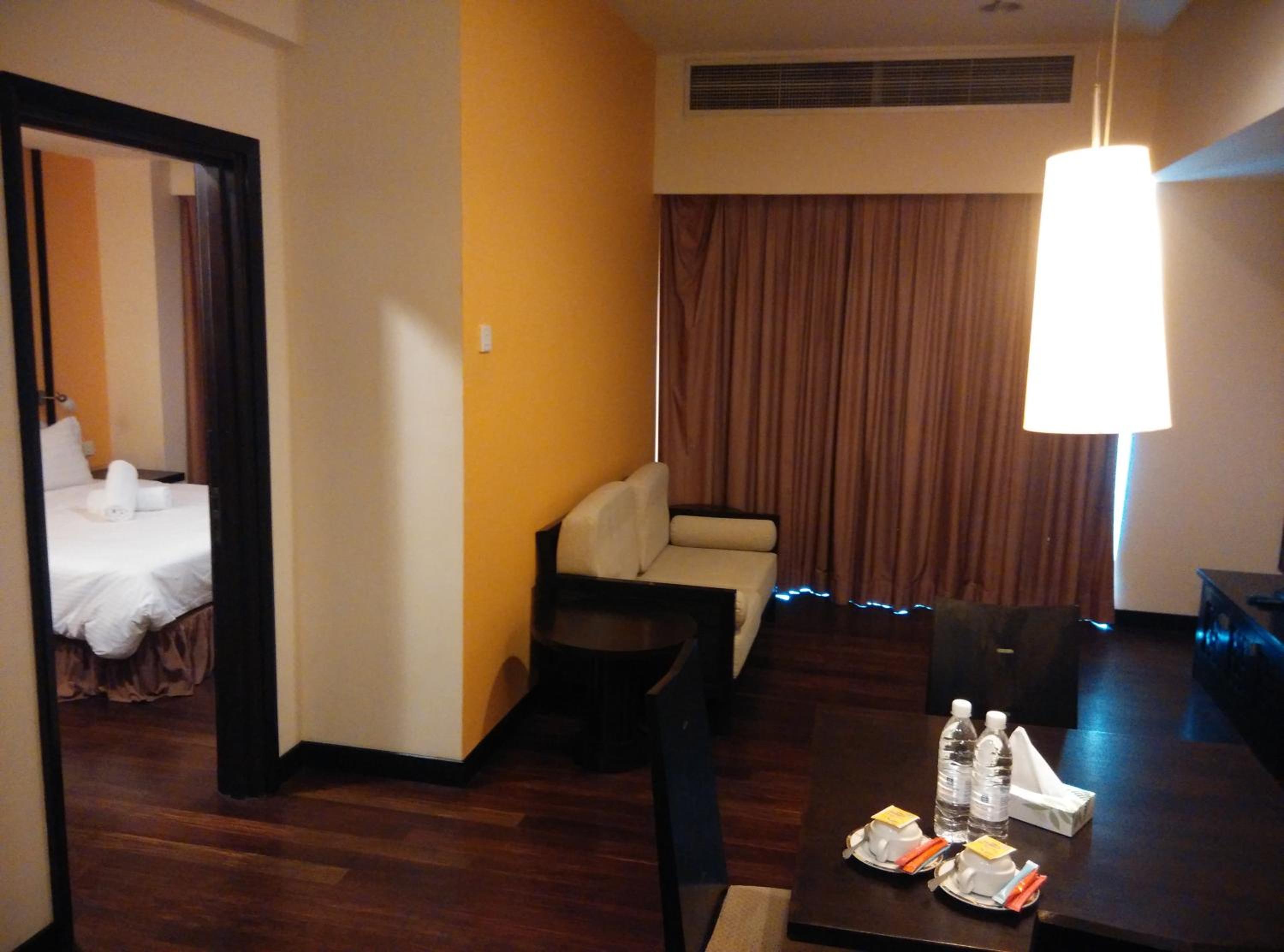 Executive Suite - Photo 6
