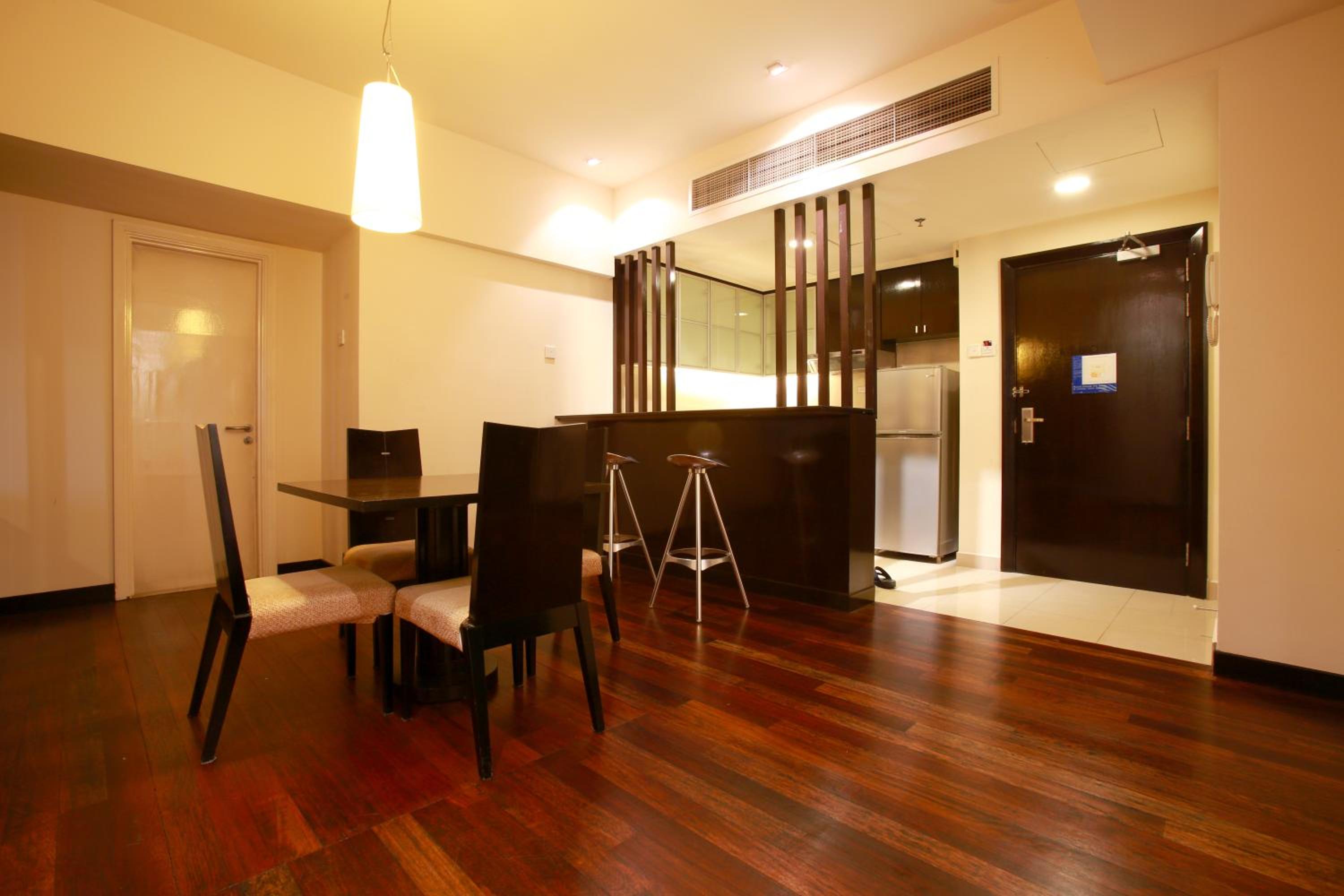 Executive Suite - Photo 8