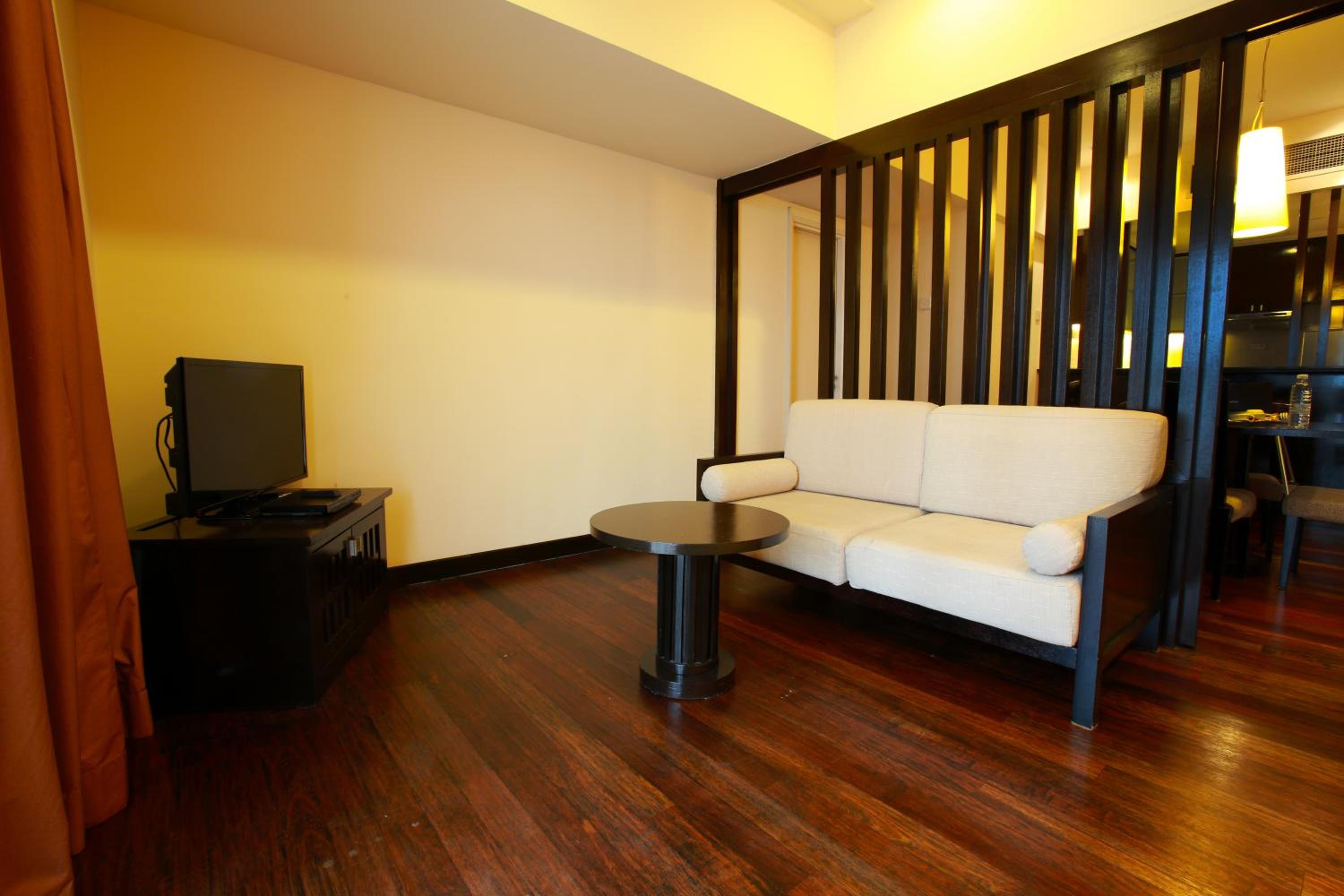 Executive Suite - Photo 7