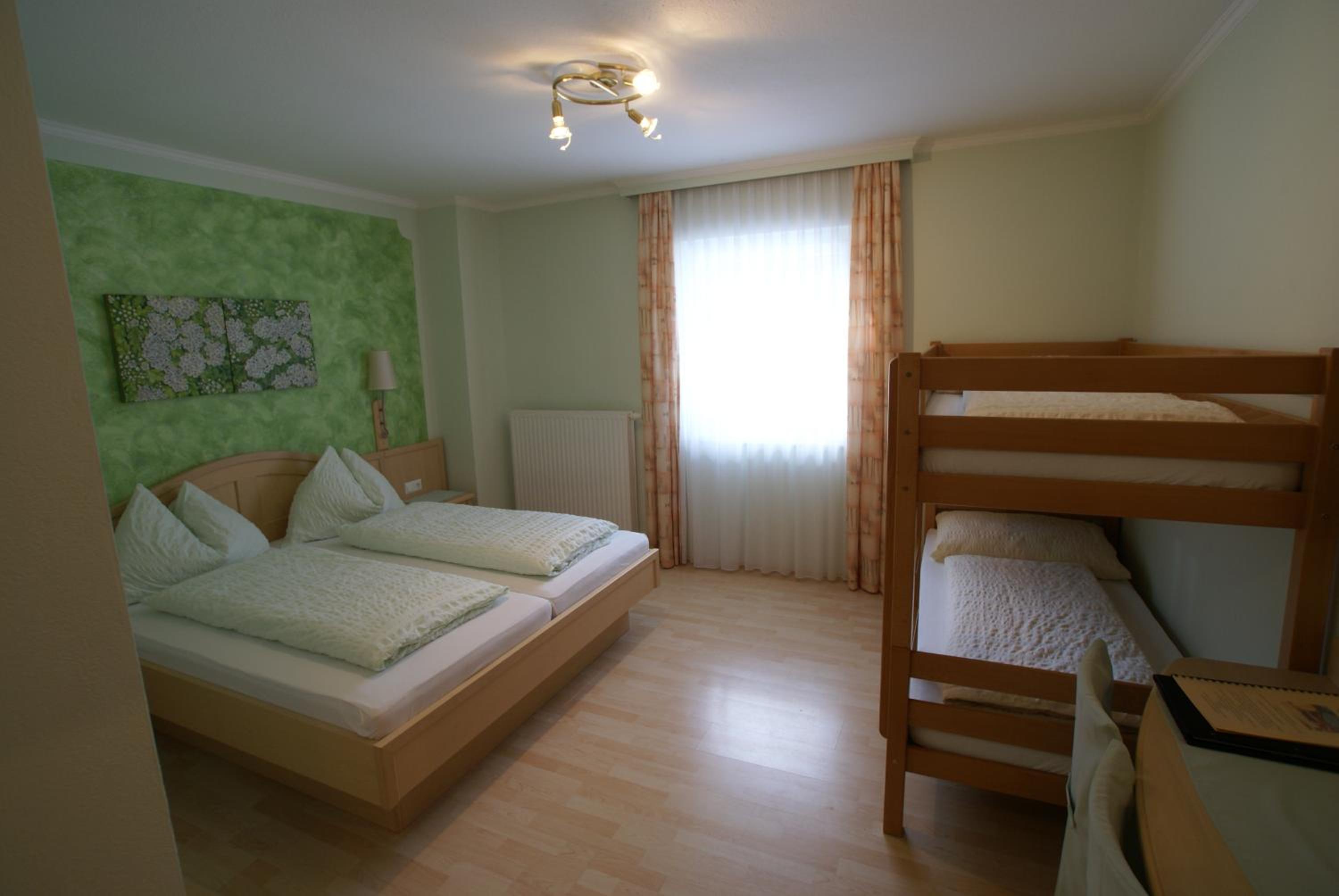 Family Room (2 Adults + 2 Children) - Photo 4