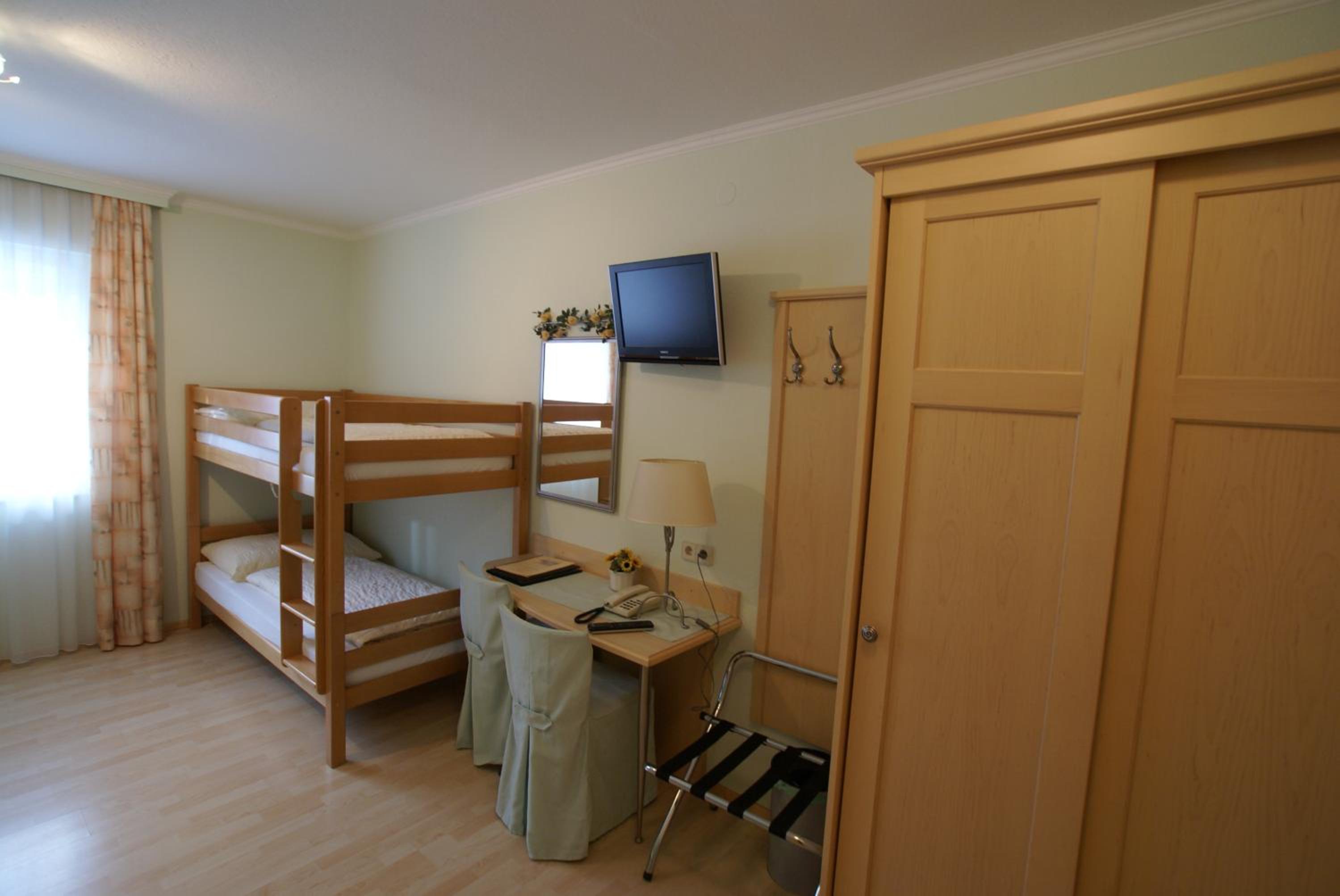 Family Room (2 Adults + 2 Children) - Photo 5