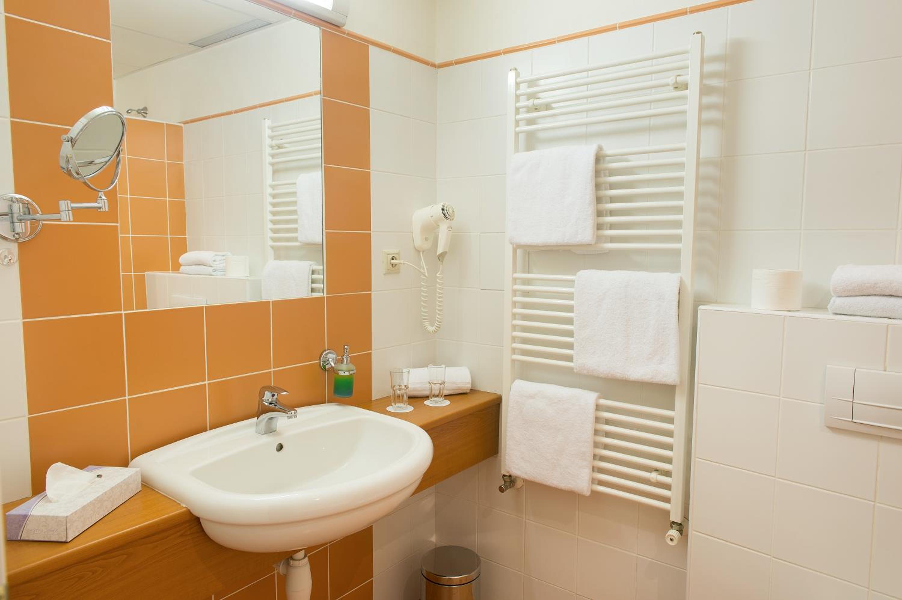 Double or Twin Room - Photo 6