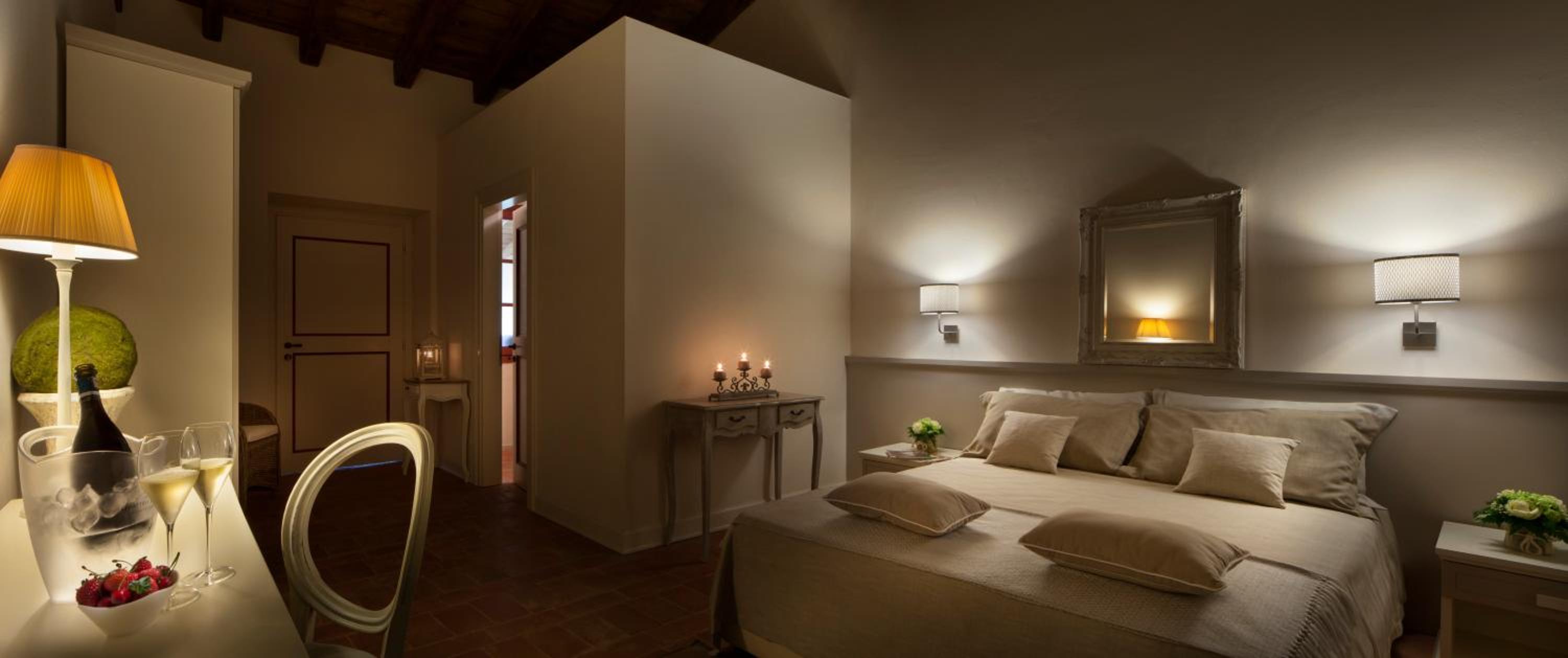 Deluxe Suite with Spa Bath - Photo 2