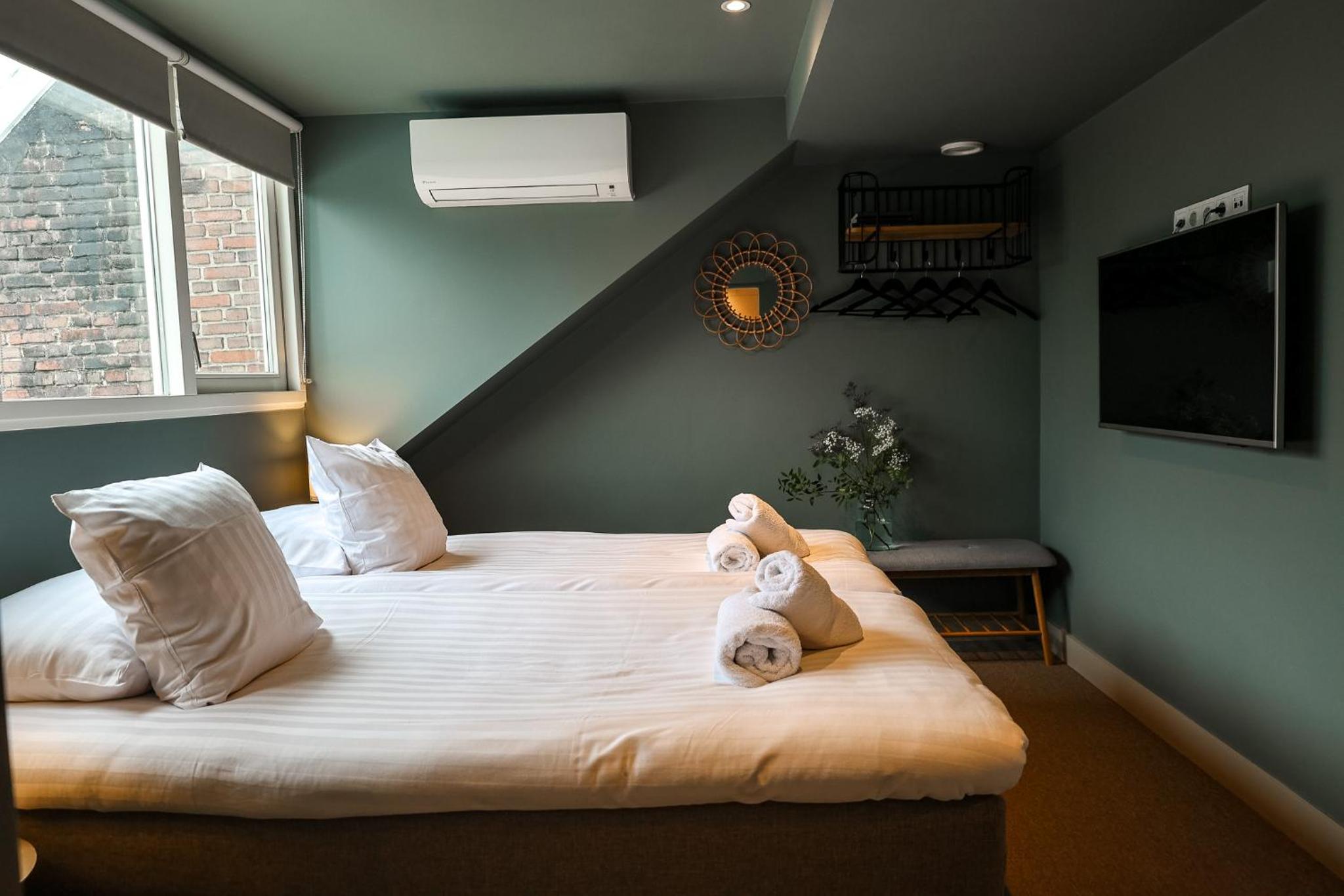 Twin Room with Private Bathroom photo 2