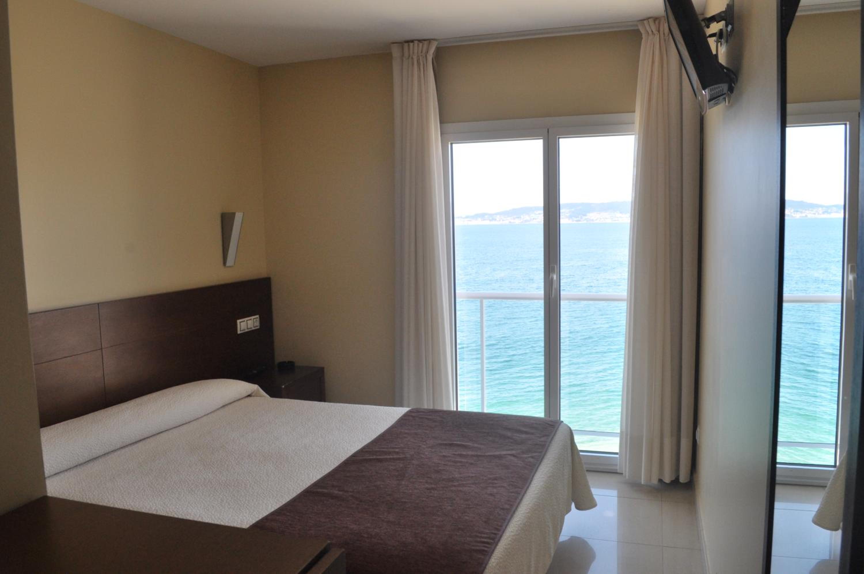 Double Room with Extra Bed with Sea View - Photo 4