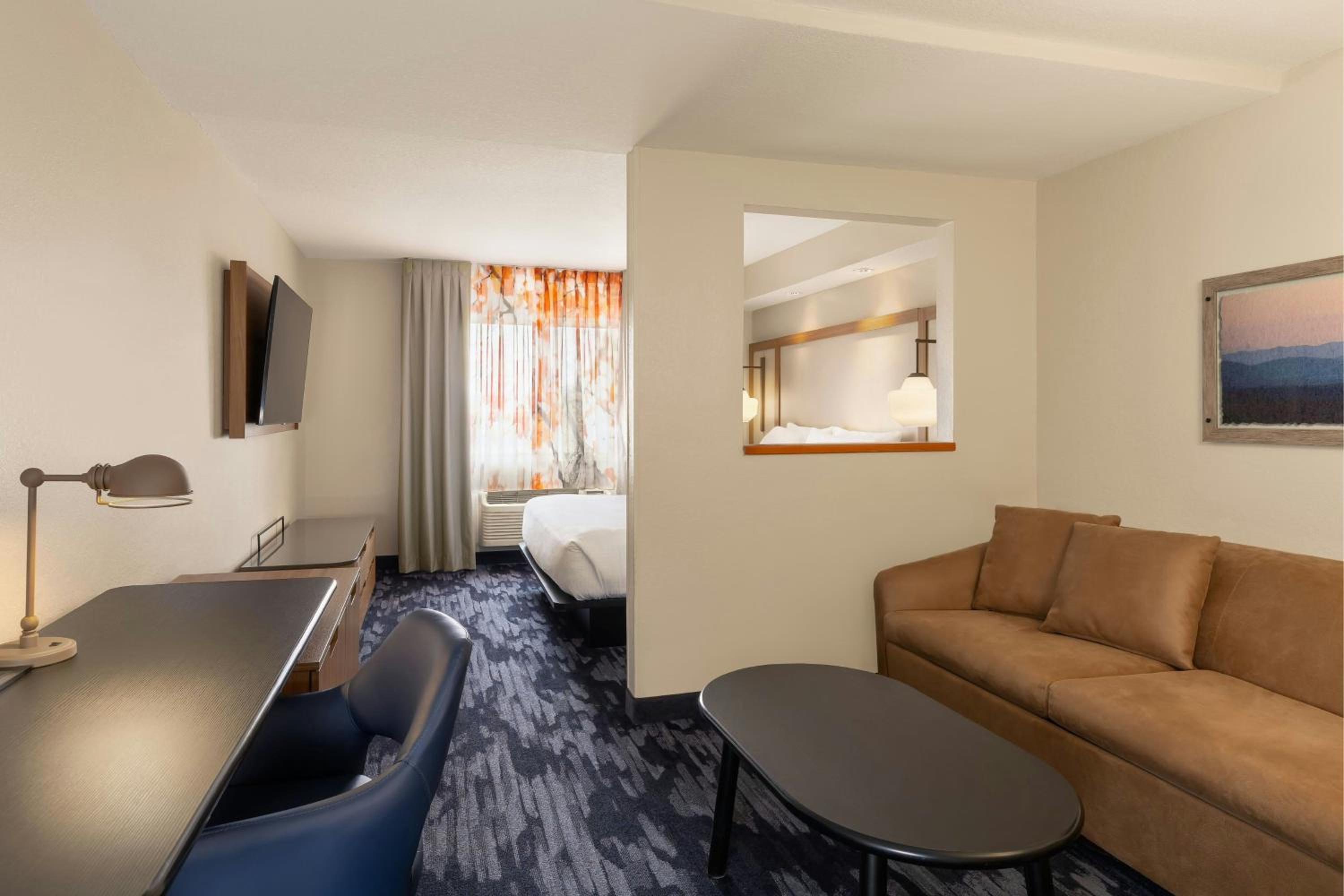 King Suite with Transfer Shower, Bathtub, Sofa Bed and Sitting Area - Mobility Access/Hearing Accessible - Photo 2
