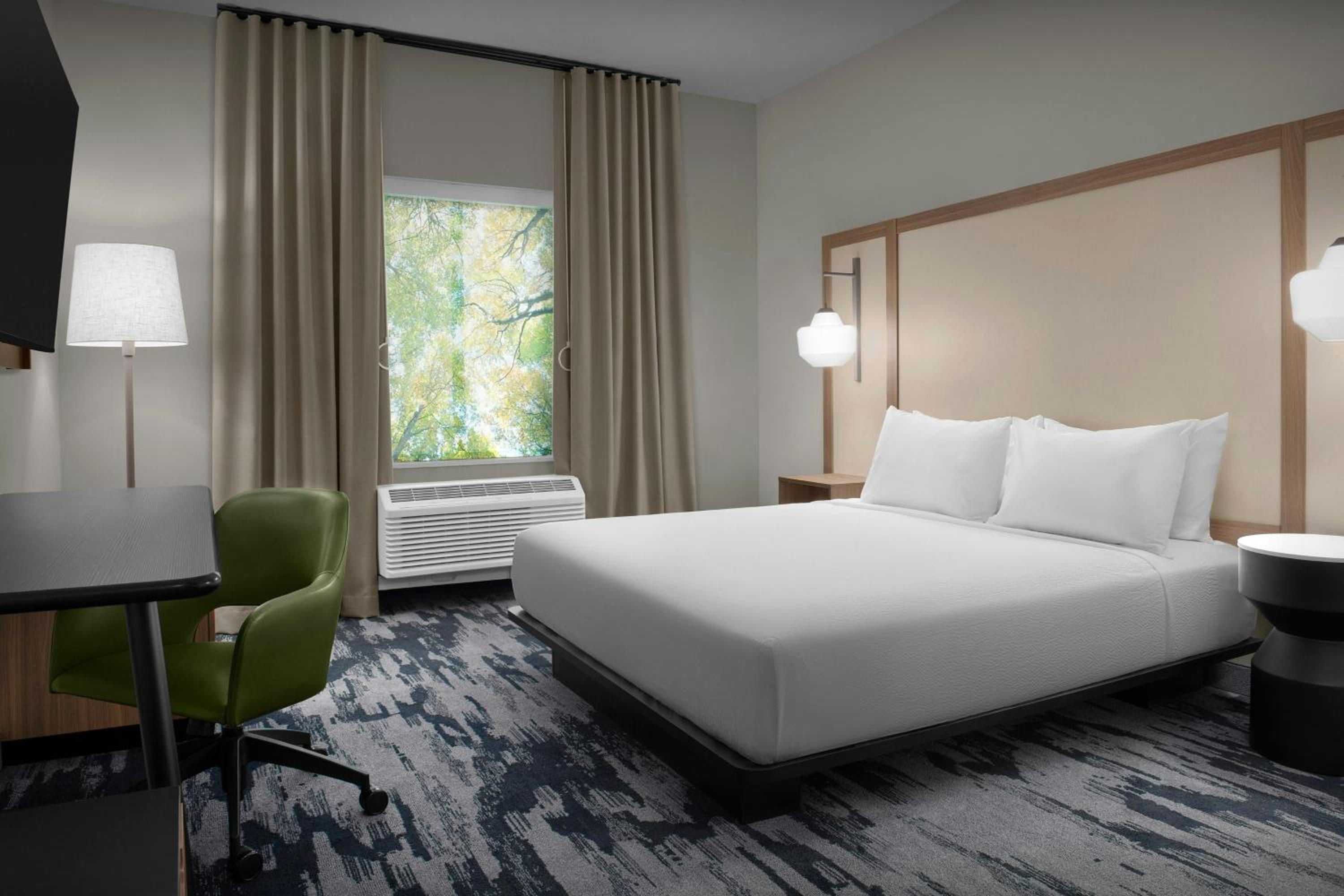 Standard King Room - Hearing Accessible photo 2