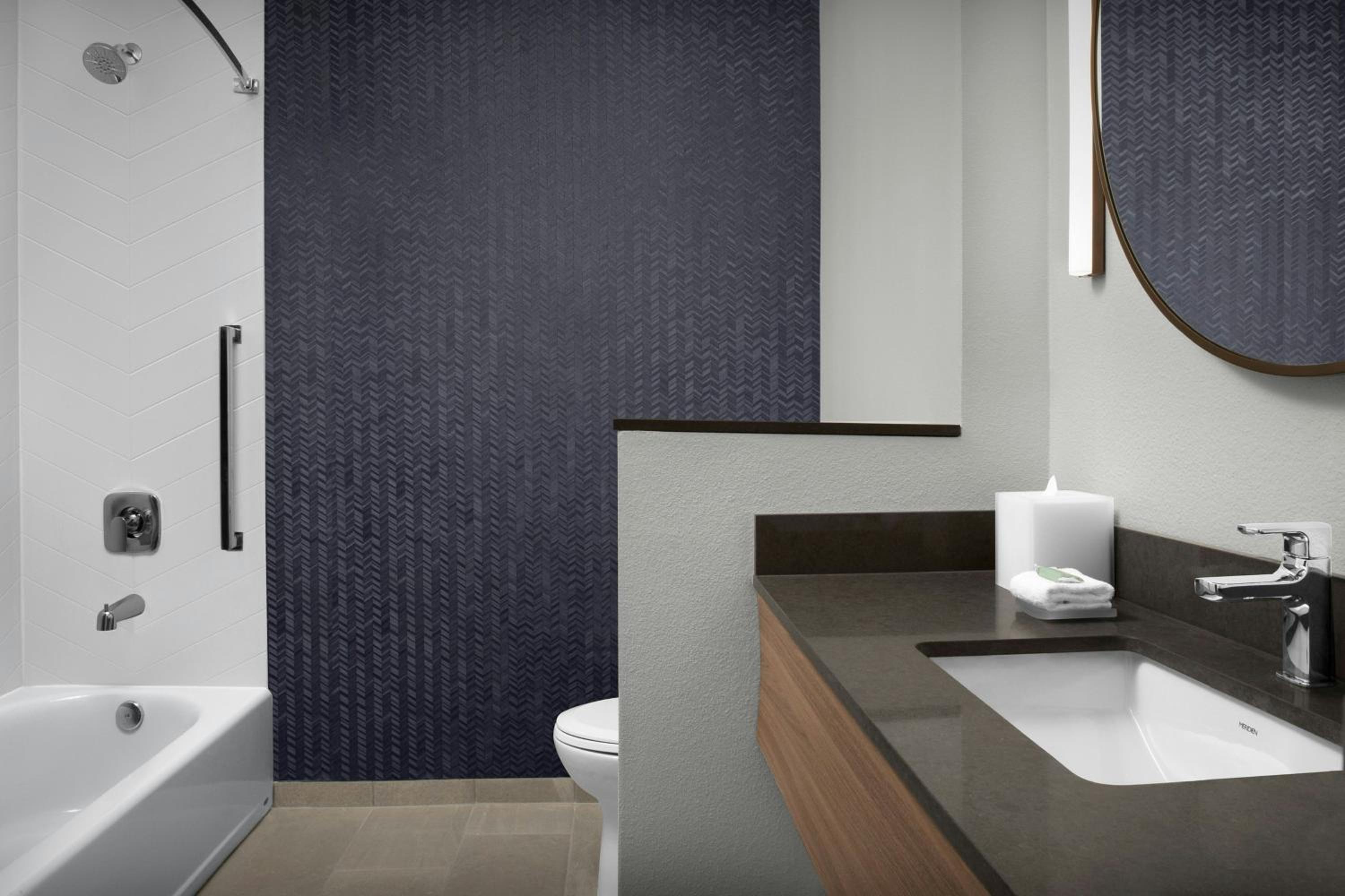 Standard Queen Room with Two Queen Beds - Hearing Accessible - Photo 3