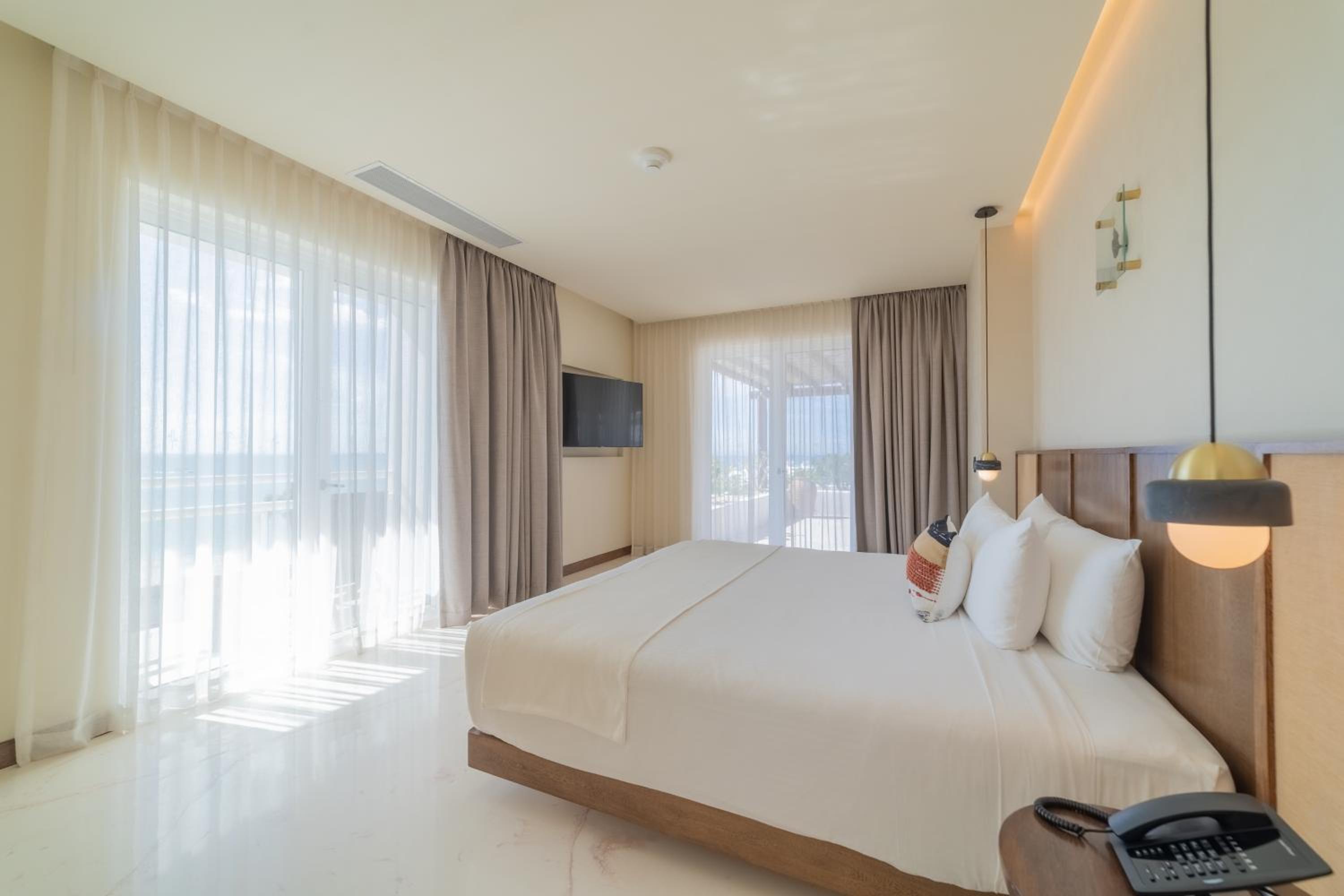 One-Bedroom Suite with Harbor View - Photo 5