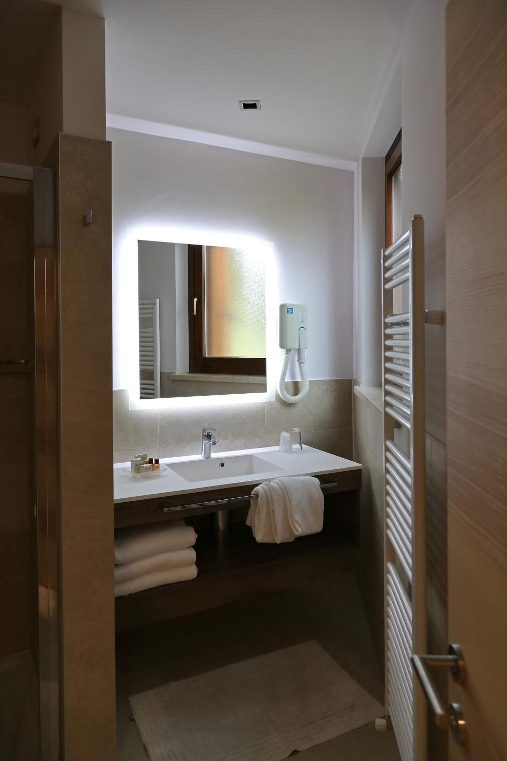Triple Room - Photo 11
