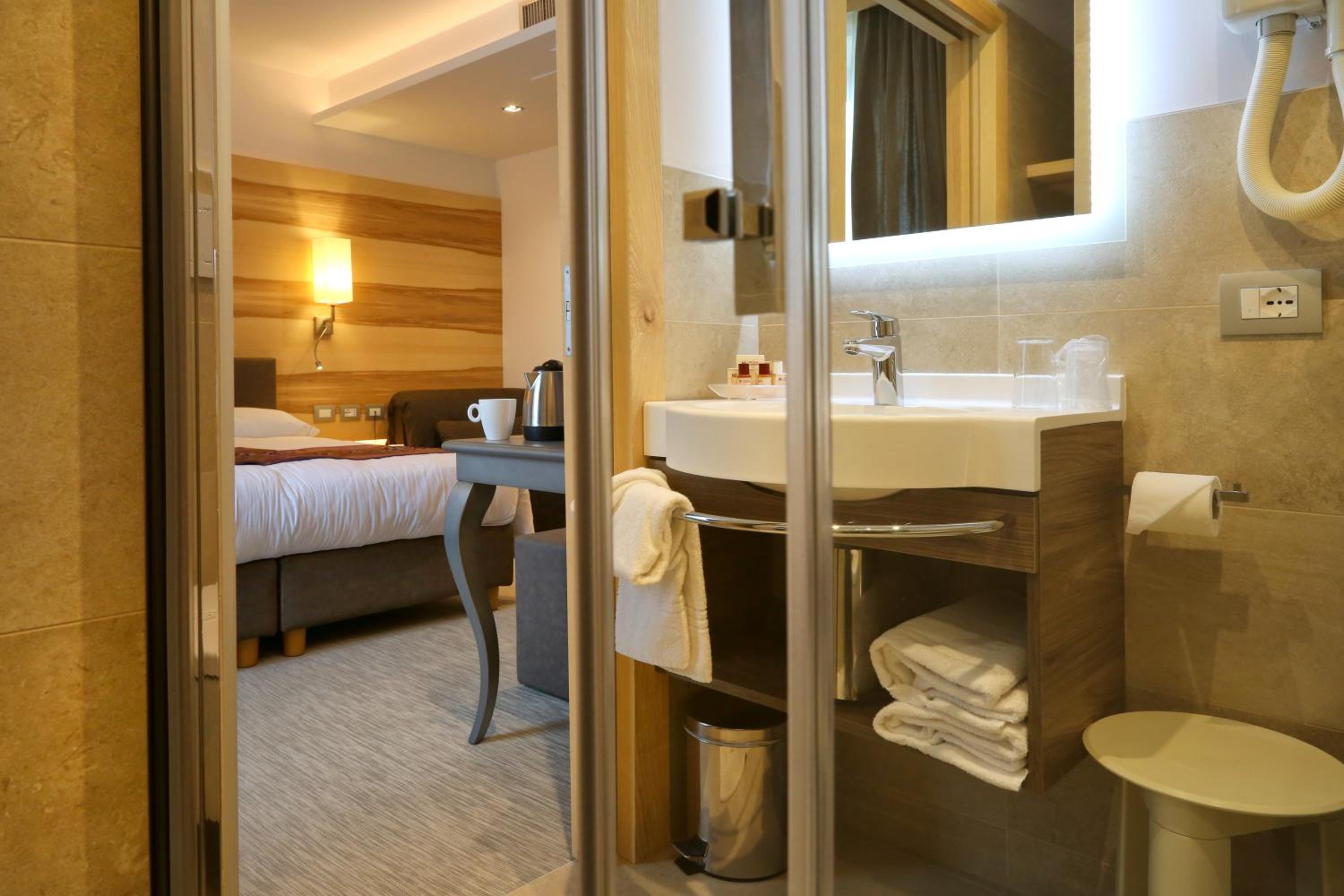 Double or Twin Room - Photo 18