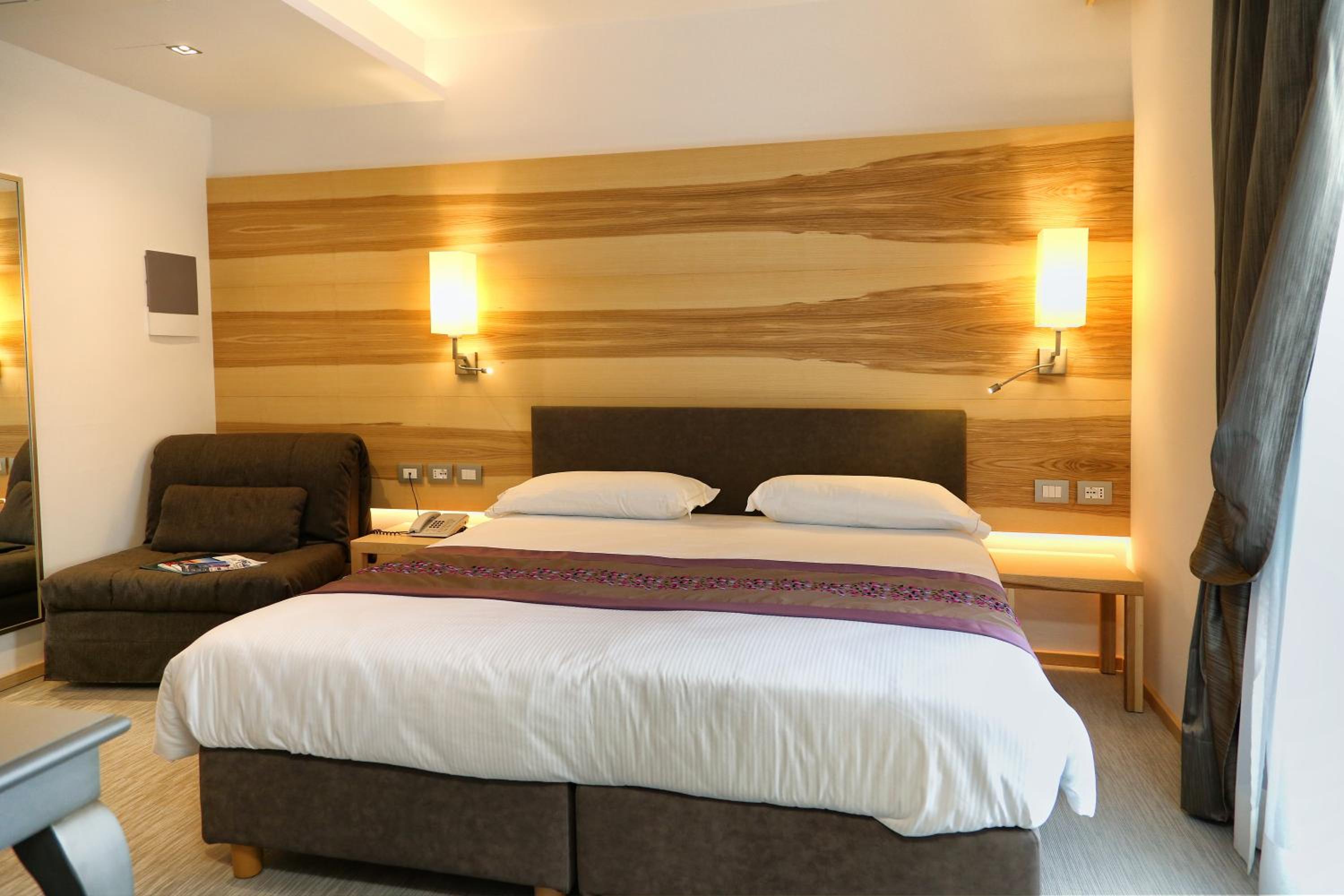 Double or Twin Room - Photo 7