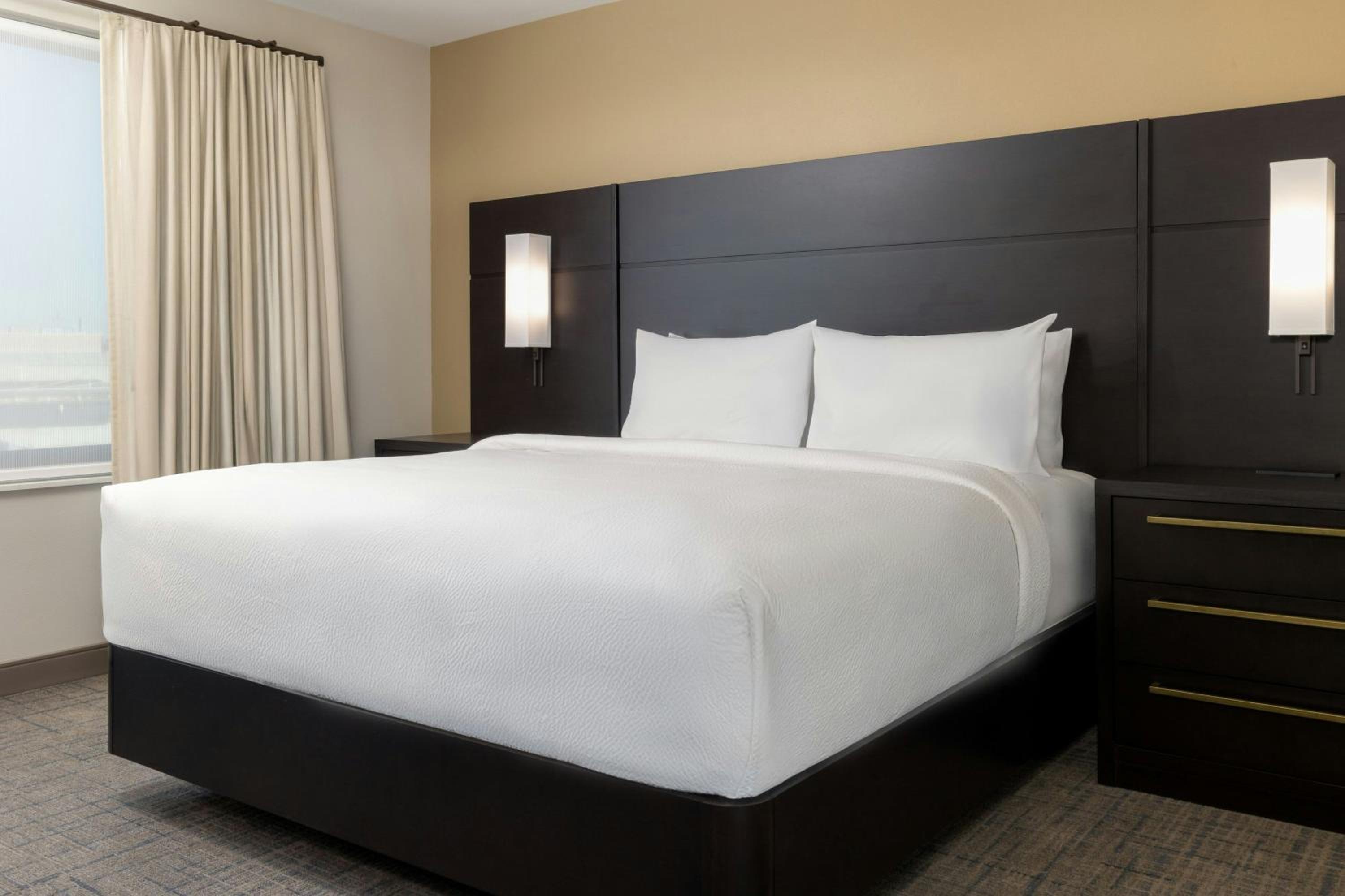 Two-Bedroom Suite - Hearing Accessible photo 3