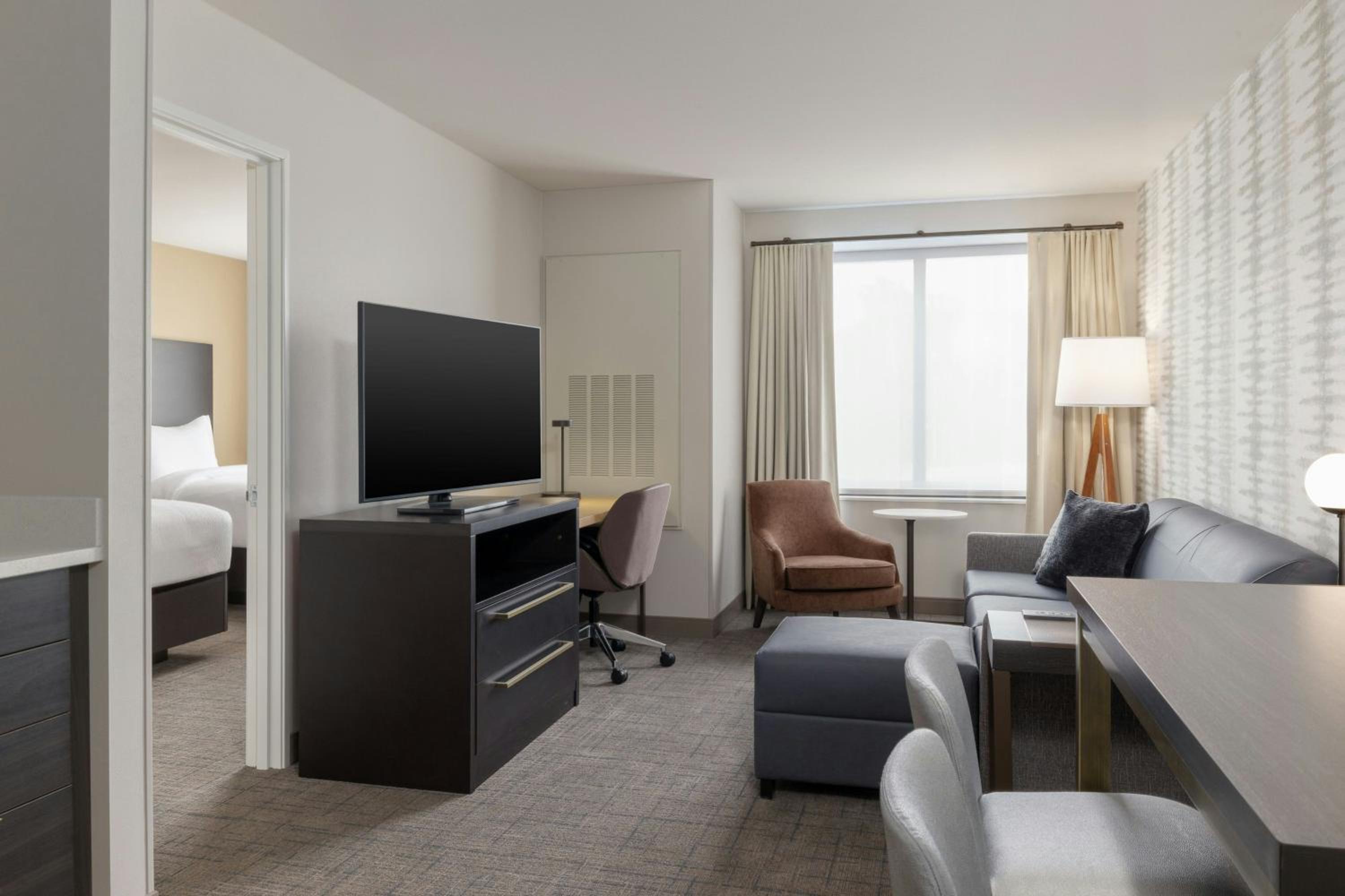 One-Bedroom Queen Suite with Two Queen Beds, Sofa Bed and Adapted Tub – Mobility Accessible photo 1